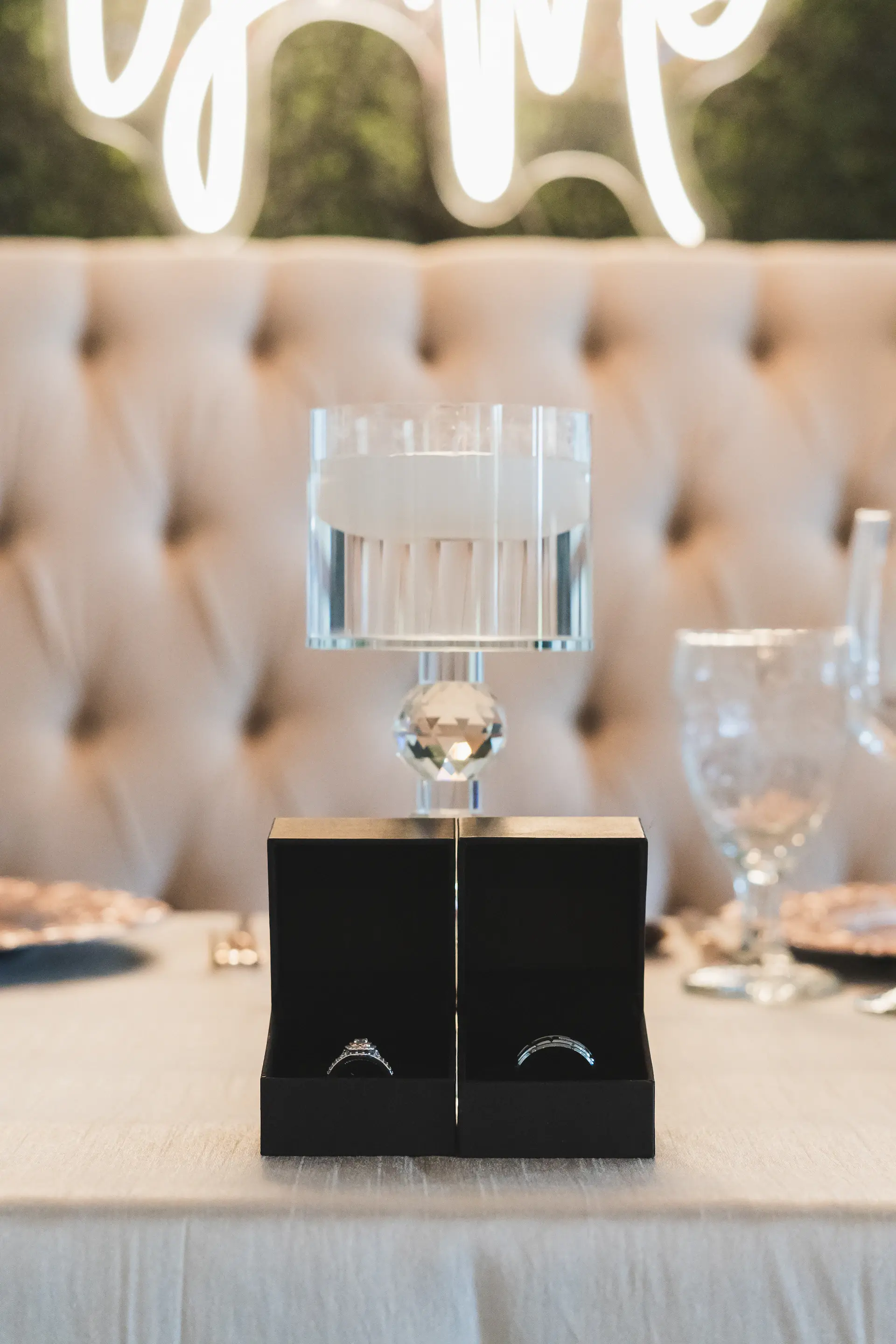 Nhẫn cưới Héritage trên nền lụa champagne
