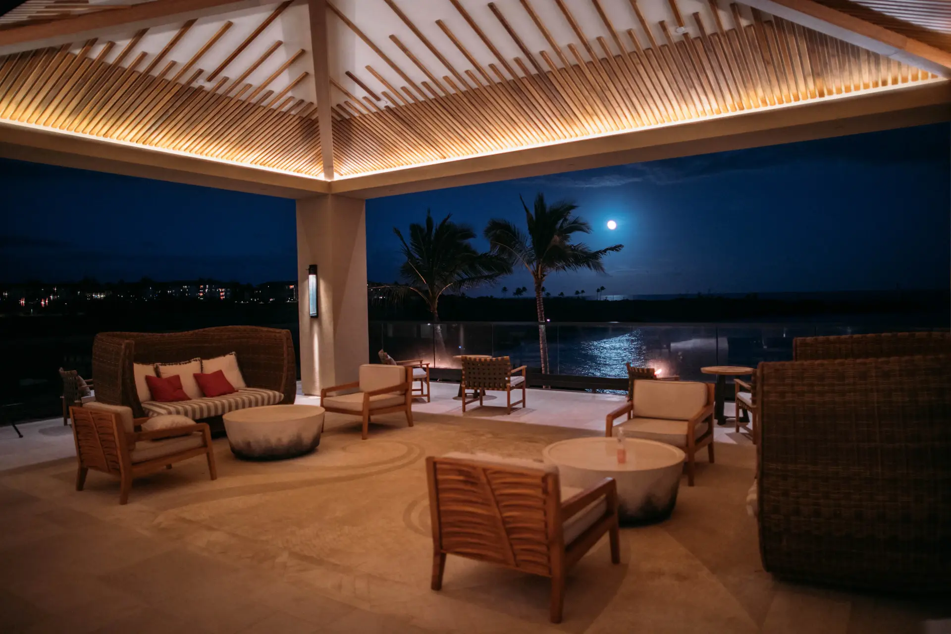 Bàn tiệc tối ấm bên ánh nến giữa thiên nhiên tại An Lam Retreats