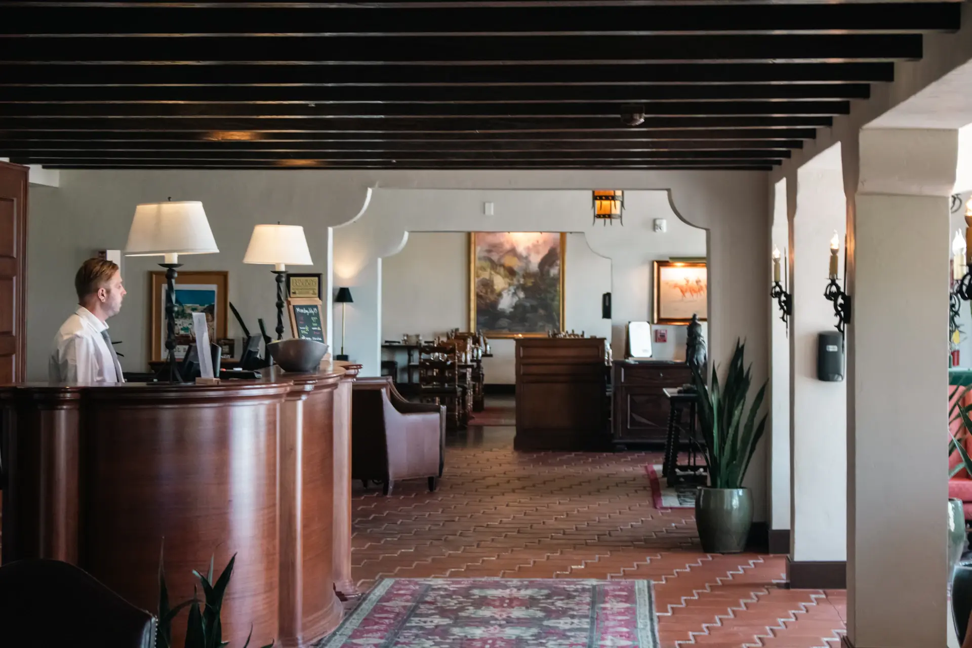 Concierge mặc suit phục vụ chủ nhân