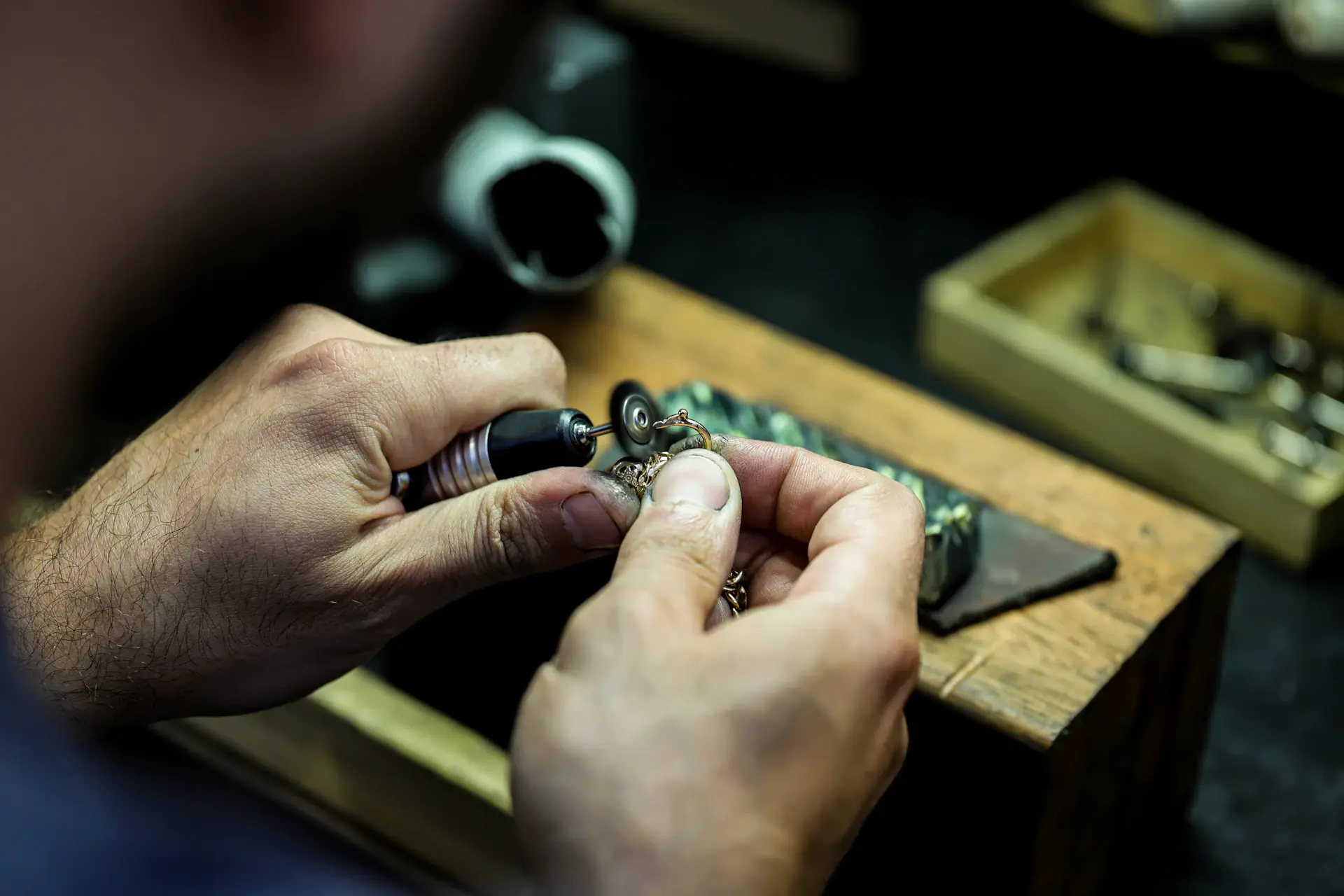 Đôi tay bà Lê Thanh Mai đang giũa khung bạch kim