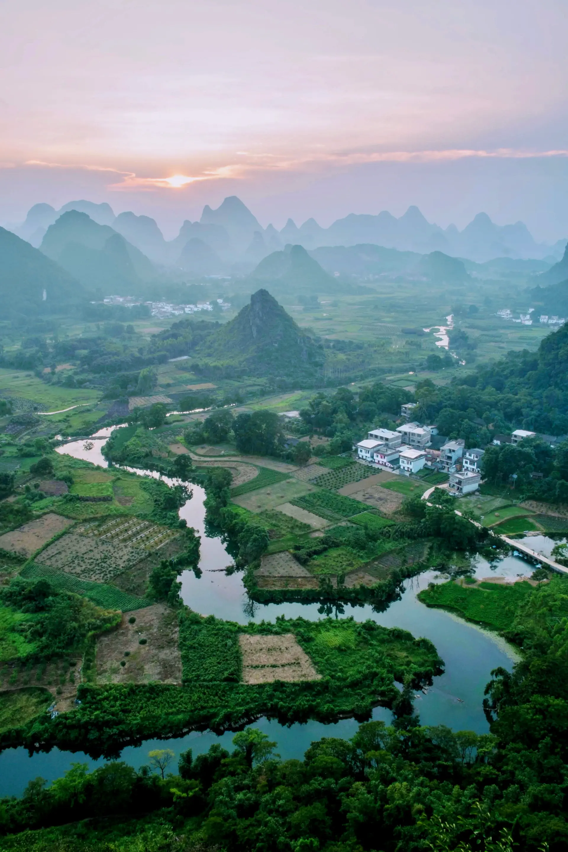 Phong cảnh Trung Hoa cinematic lúc hoàng hôn