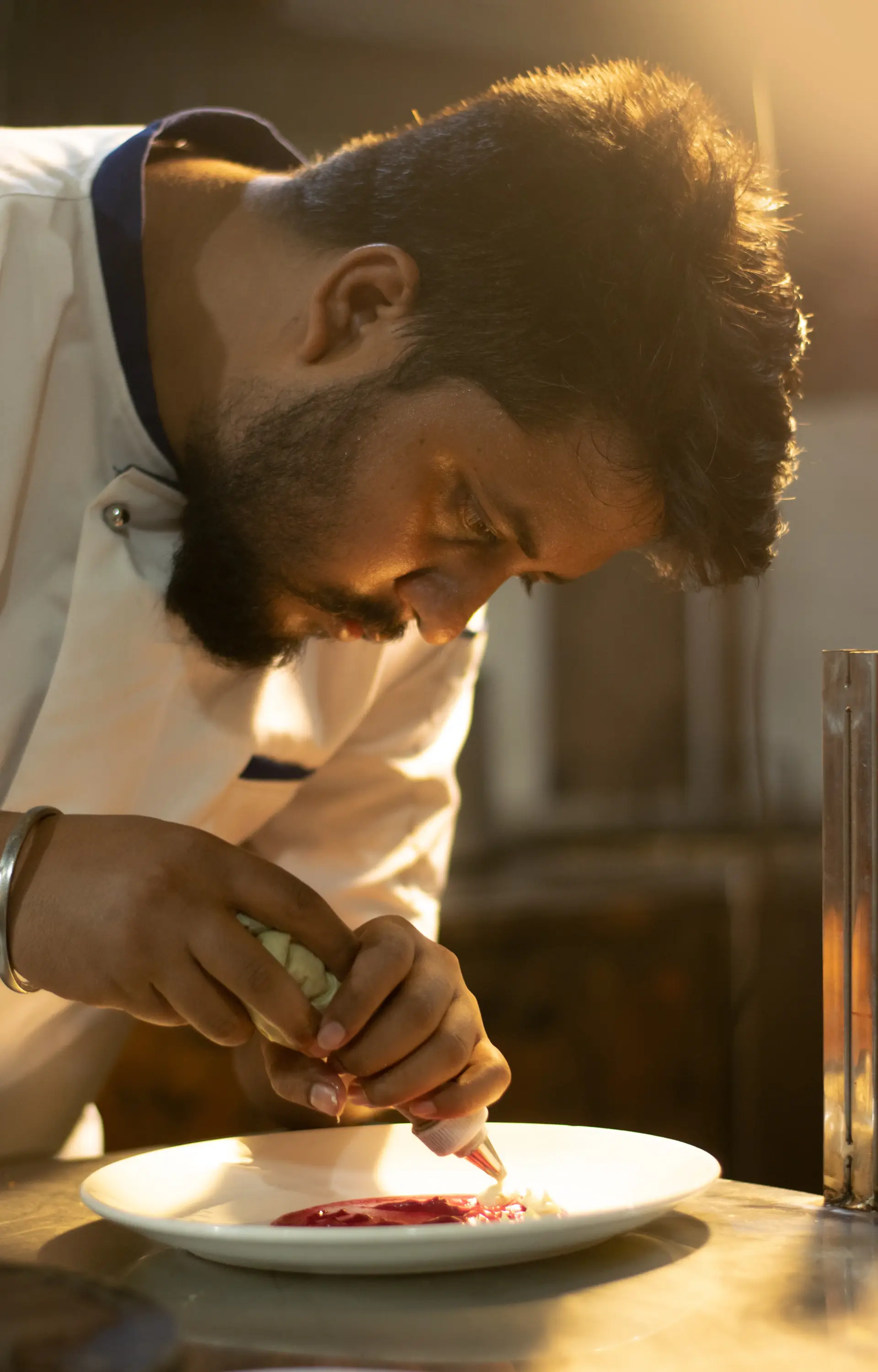 Chef Hiroshi đang plating tôm hùm Alaska tại bếp mở Lobster Imperial