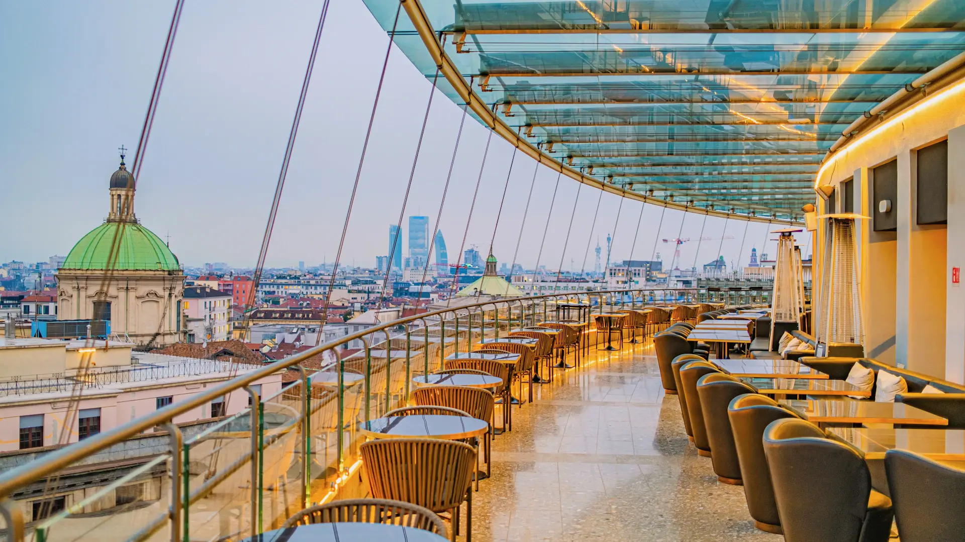Skyline Terrace tầng 8 với view Sài Gòn về đêm