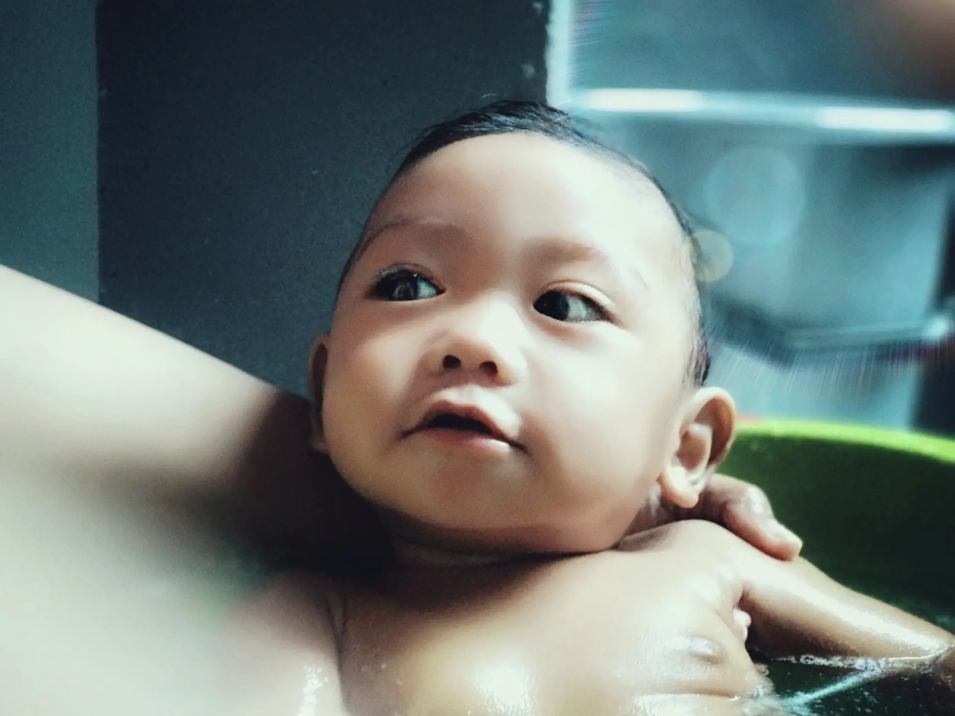 Bé sơ sinh được tắm nhẹ nhàng tại nhà