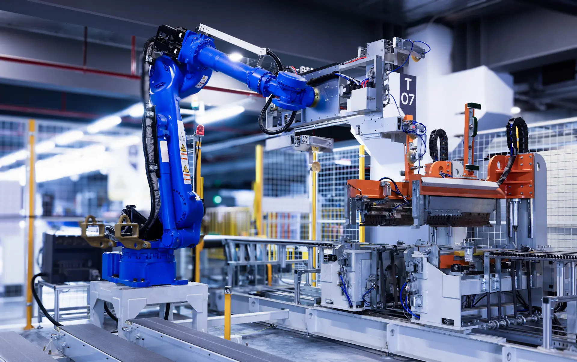 Cánh tay robot công nghiệp vận hành trong dây chuyền tự động
