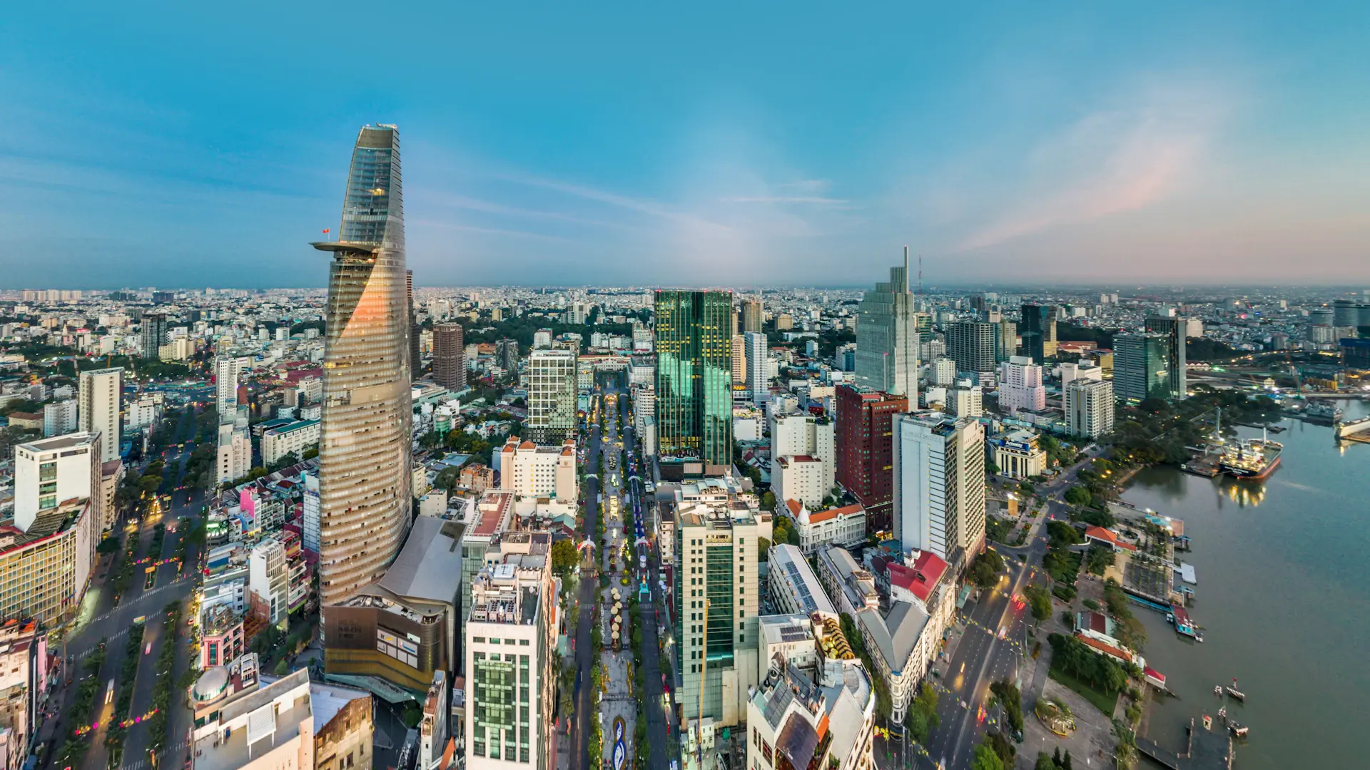 Ánh đèn néon khu phố về đêm tại quận 1