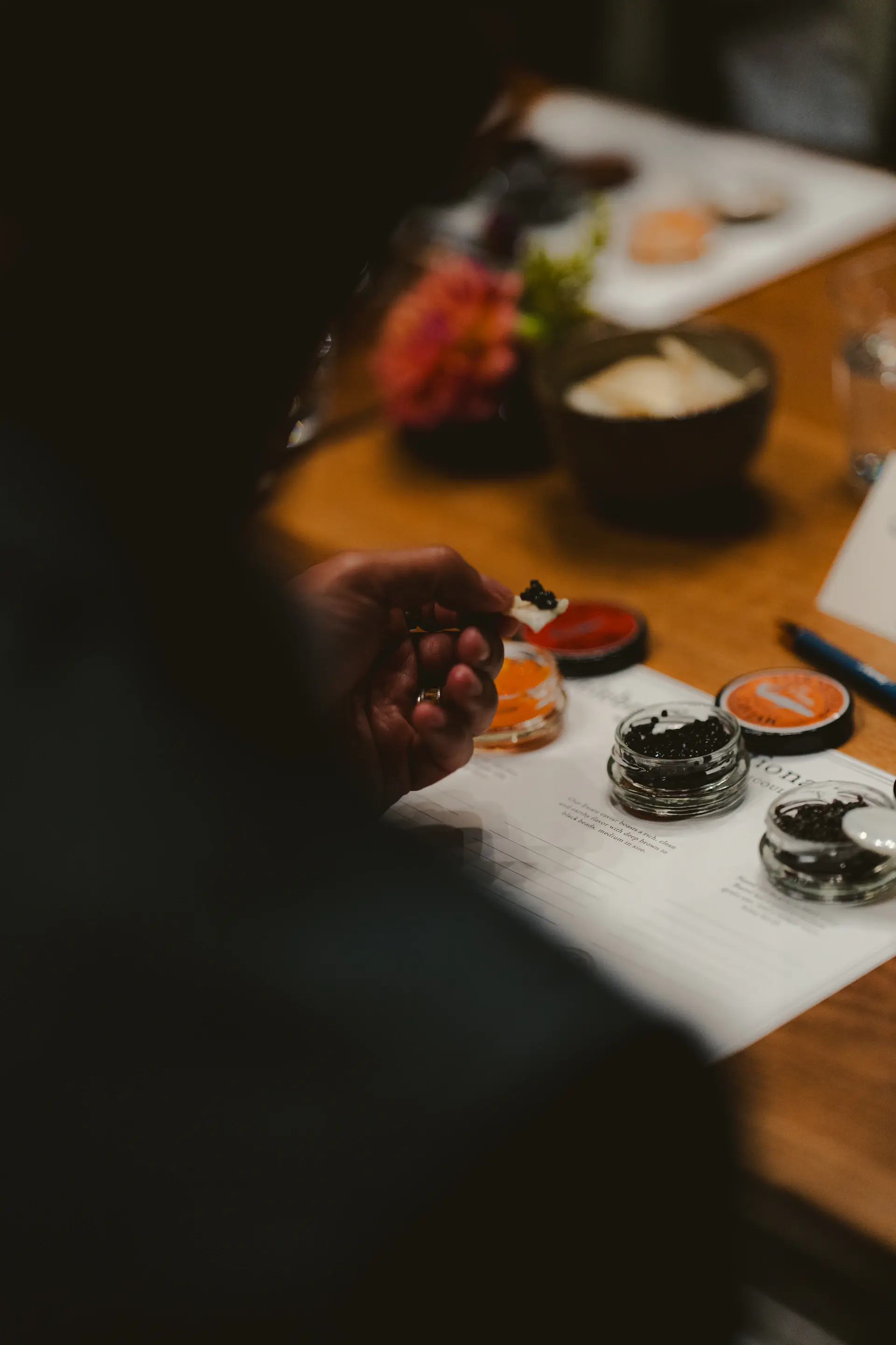 Chef Hiroshi plating tôm hùm tại bếp mở