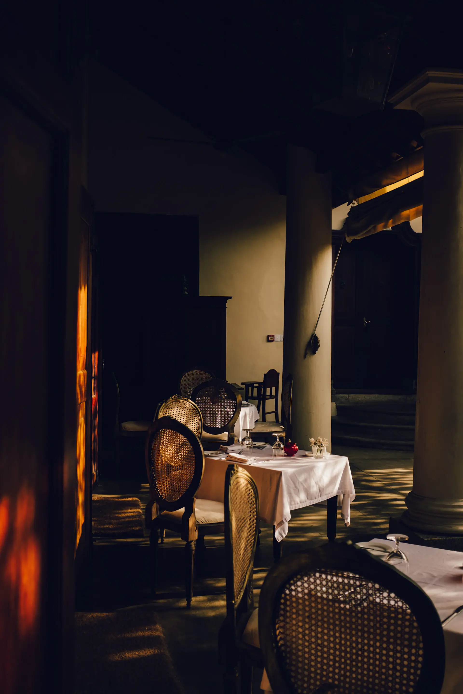 Bàn ăn linen trắng dưới ánh nến tại Maison
