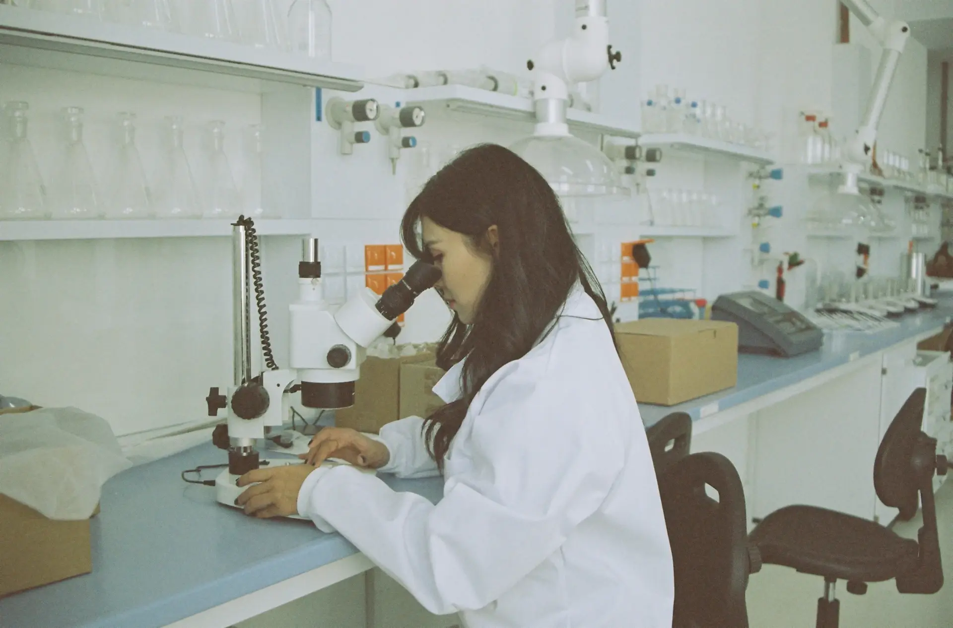 Nhà khoa học thao tác thí nghiệm sinh học phân tử trong phòng lab y sinh