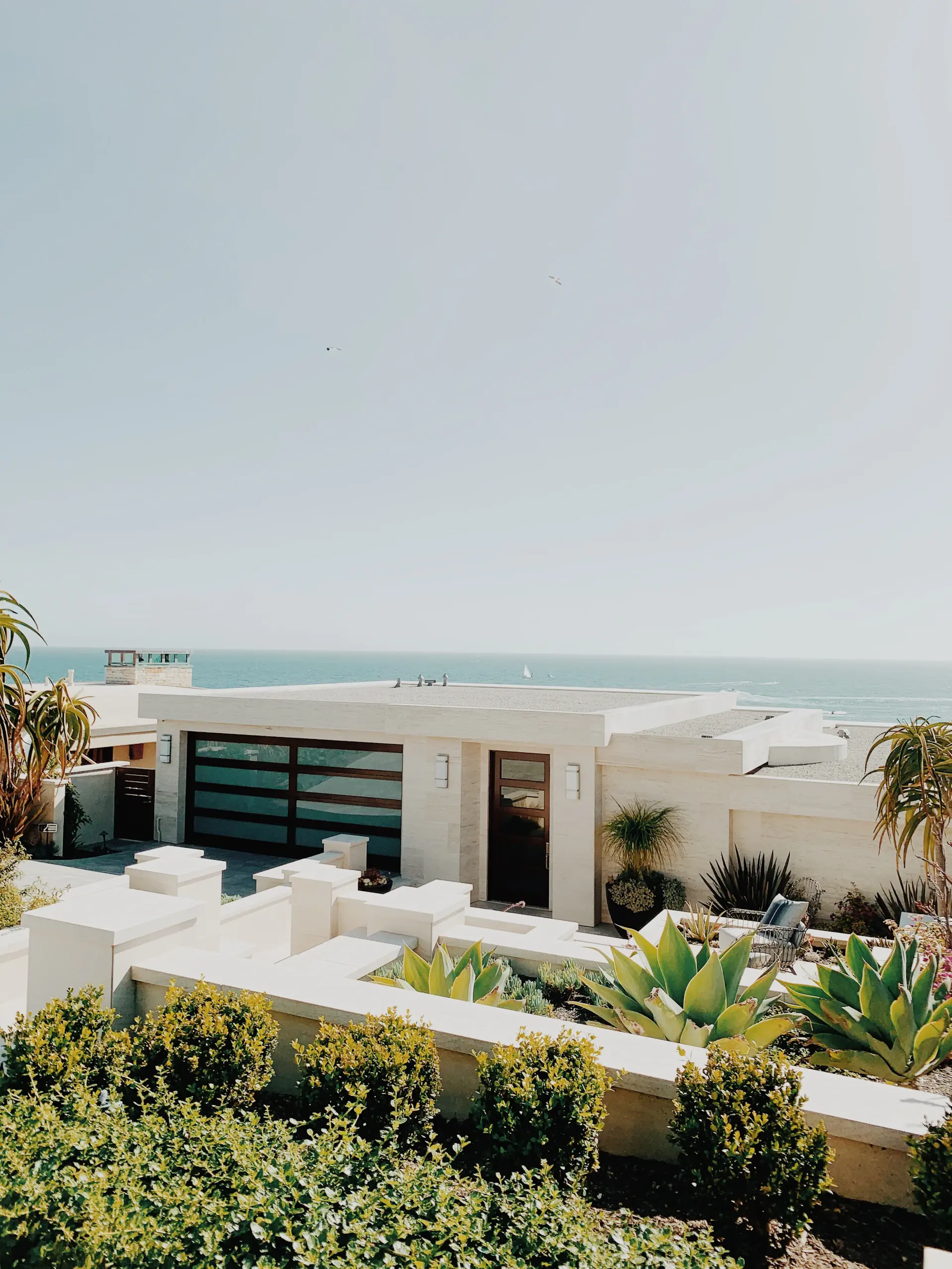 Modern beachfront residence facing the ocean