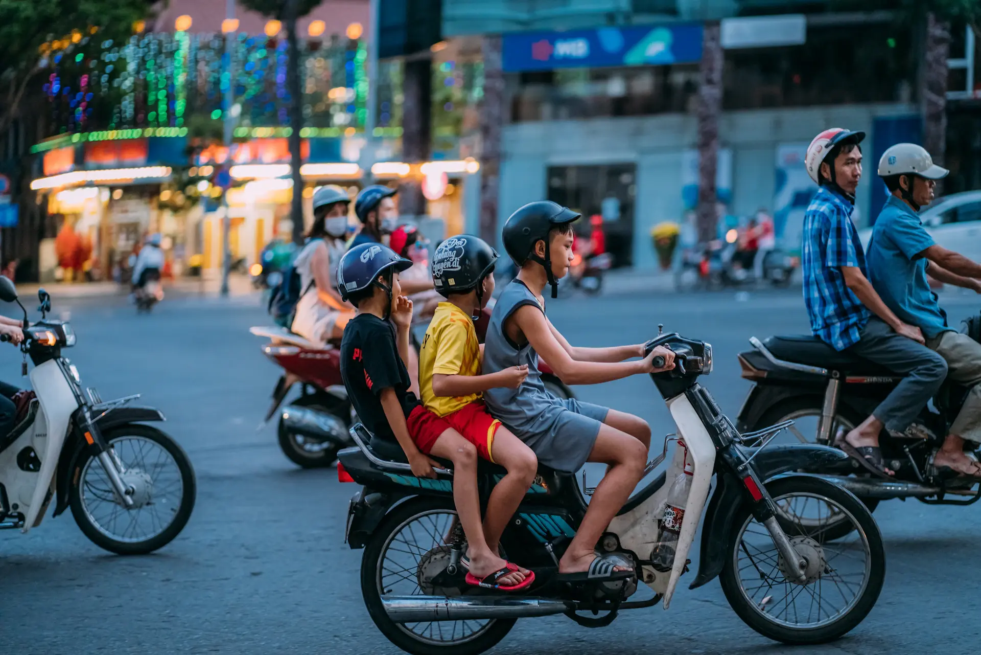 Du khách tham quan Thành phố