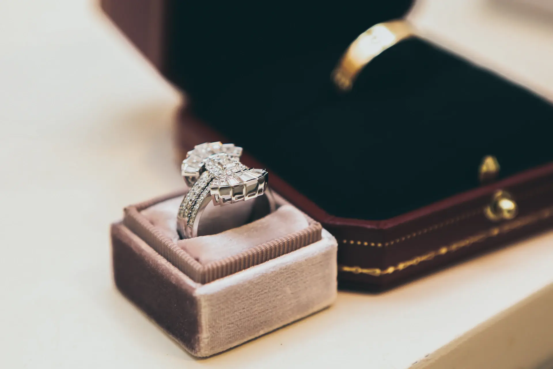 Tác phẩm bespoke hoàn thiện và Aurevia Heritage Card khắc tên bốn thế hệ