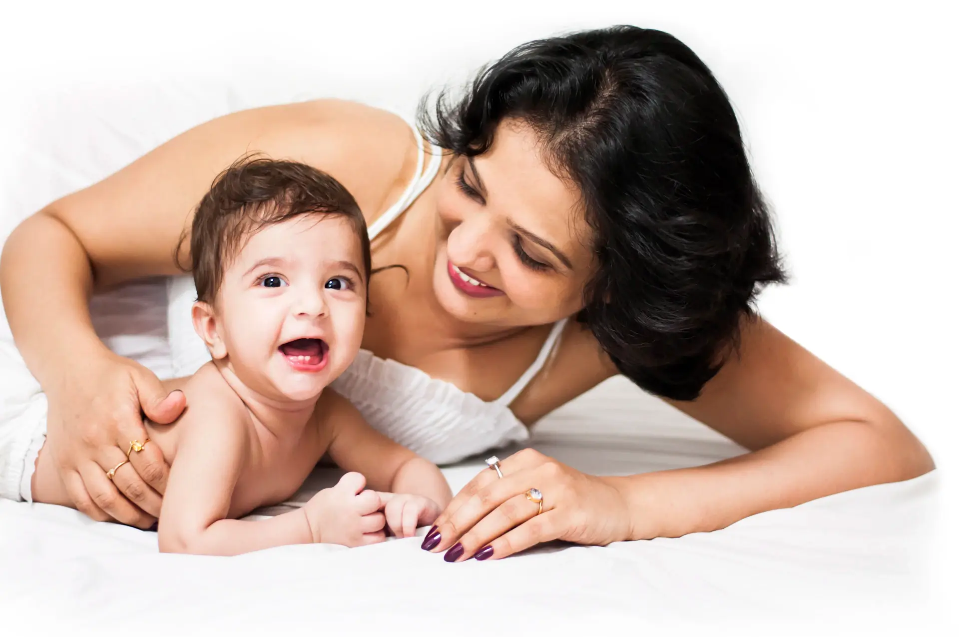 Mẹ và bé thư giãn cùng chuyên viên Care With Love trong phòng ngủ ấm áp