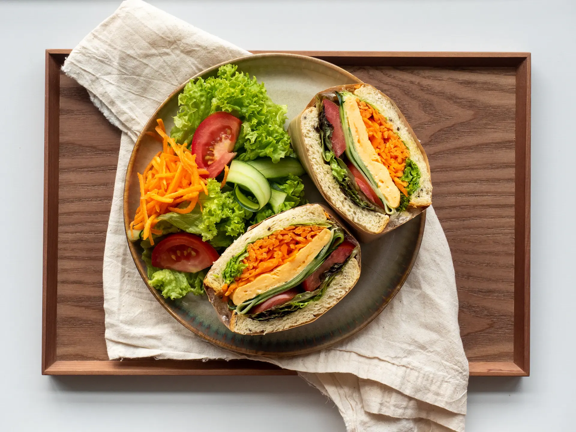 Ổ bánh mì thịt nguội đầy nhân