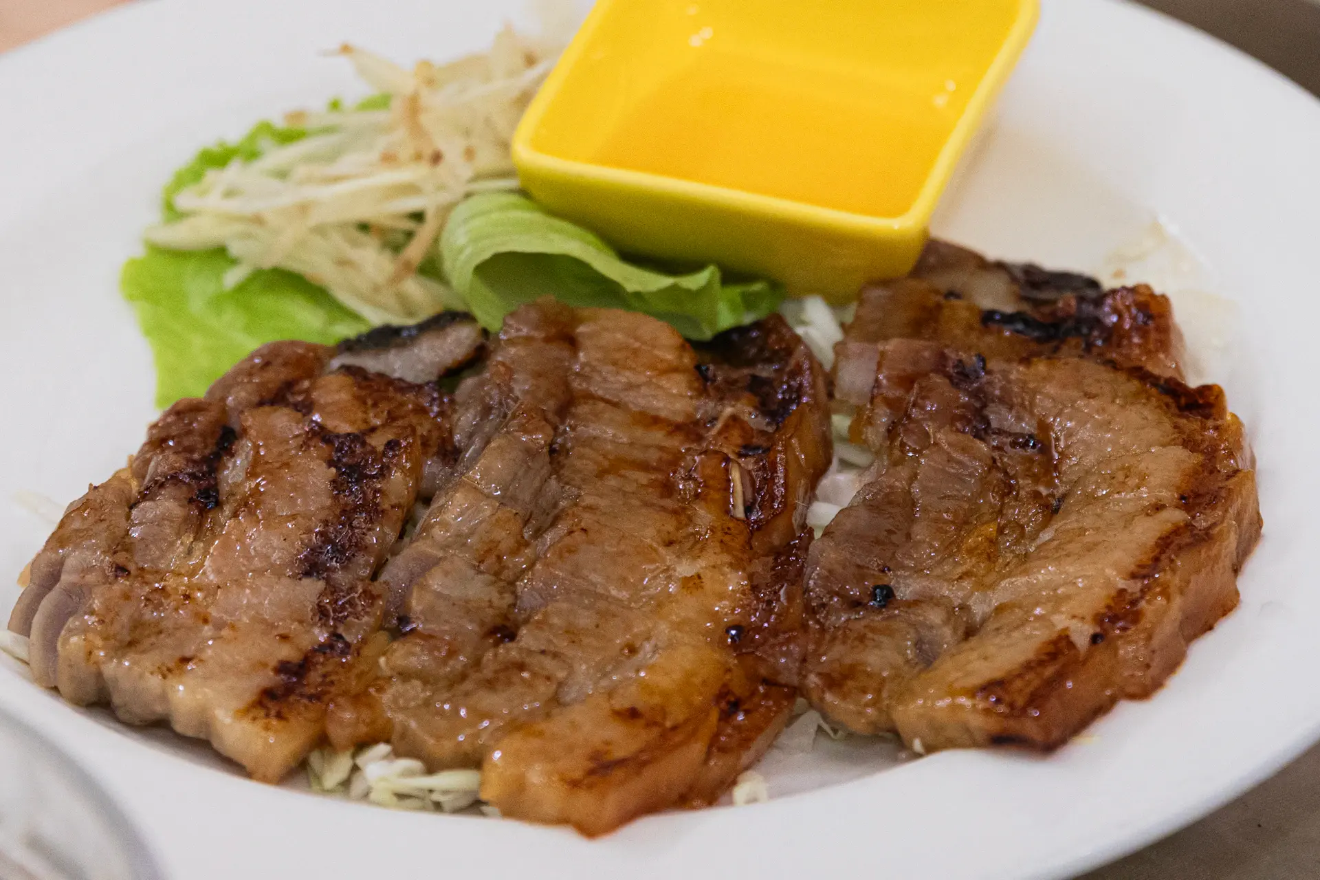Đĩa cơm tấm sườn nướng đầy đặn