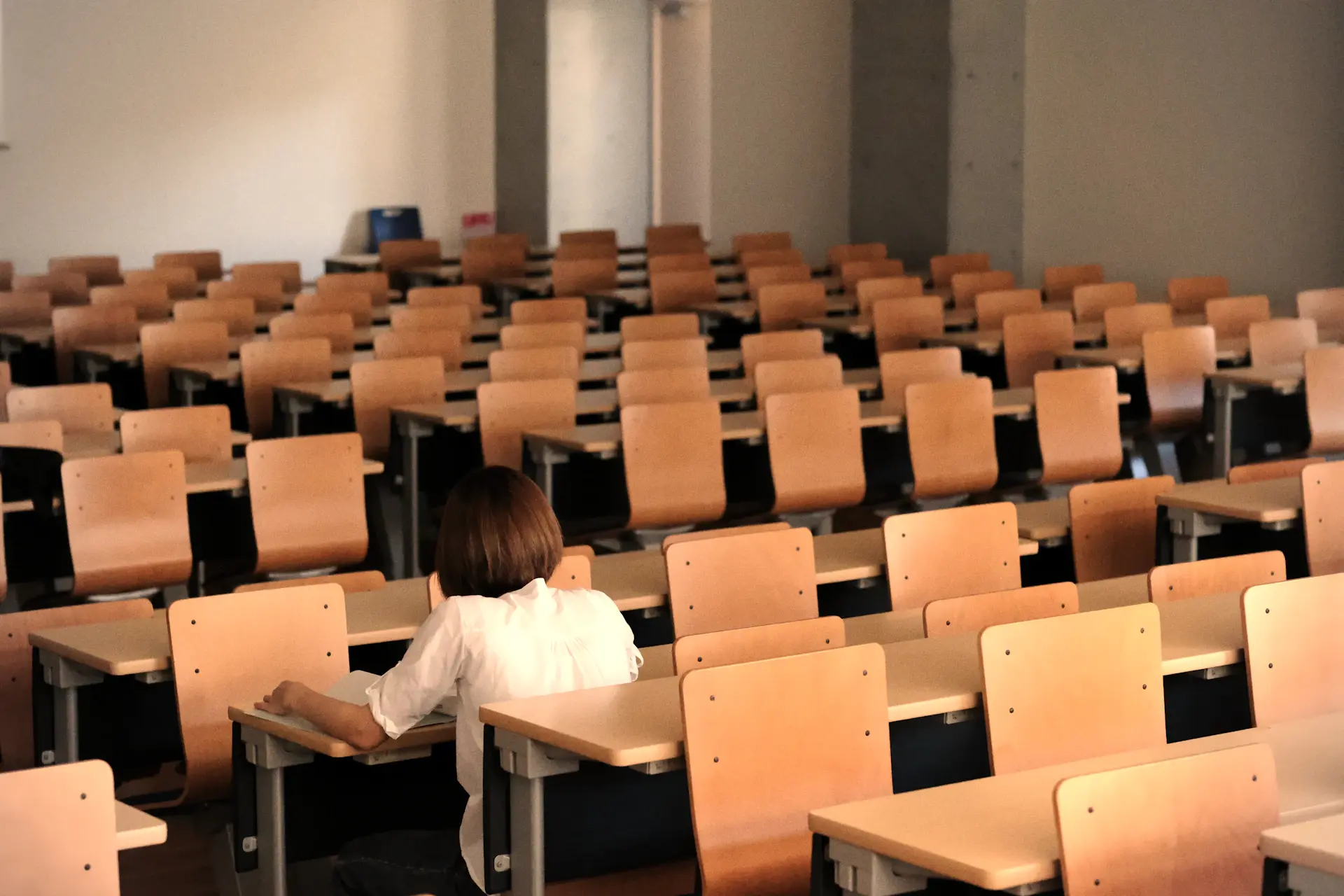 Sinh viên lập trình trong lớp học cao đẳng CNTT tại Nhật