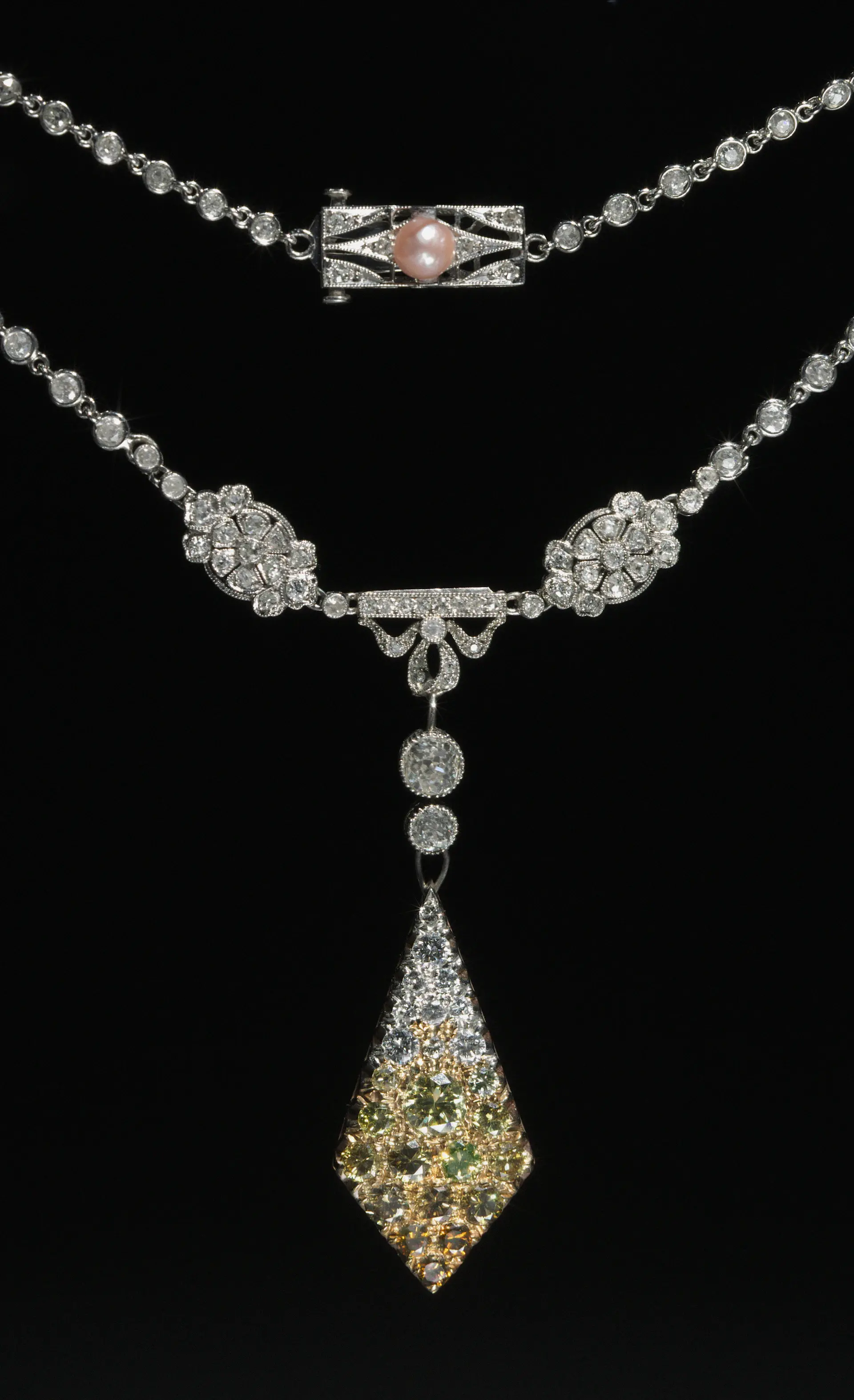 Tác phẩm High Jewelry kim cương trên nền lụa đen