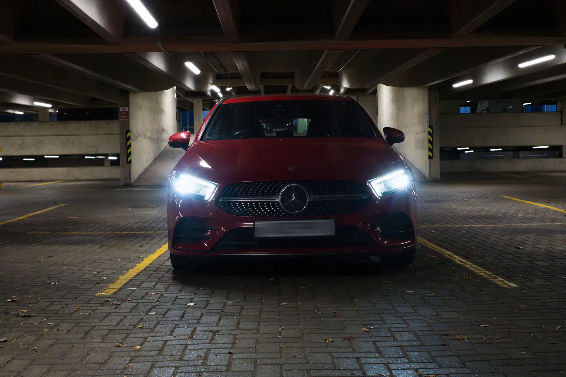 Xe cứu hộ Mercedes-Benz hoạt động ban đêm dưới mưa