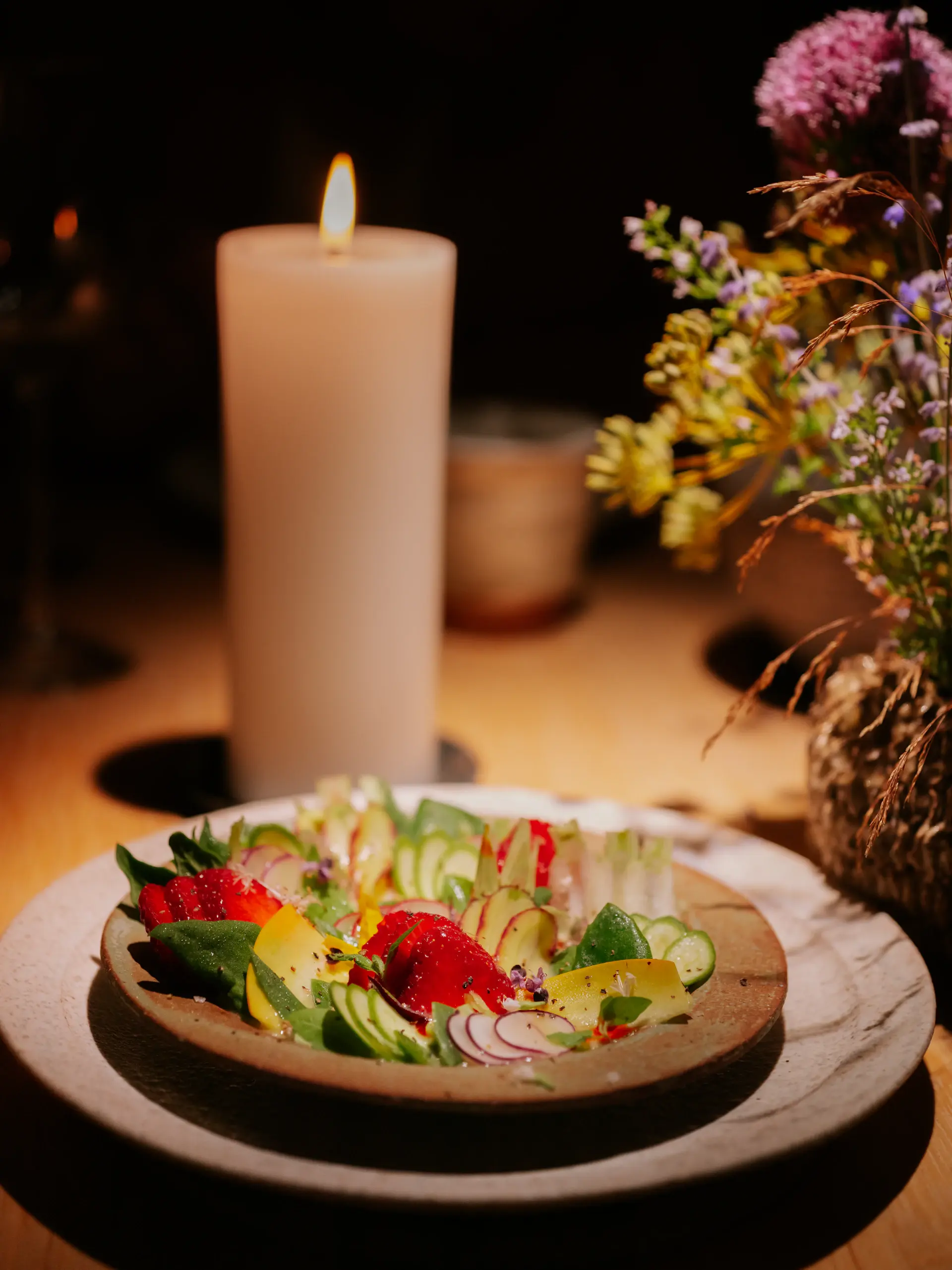 Sashimi omakase platter với cá ngừ vây xanh và uni Hokkaido