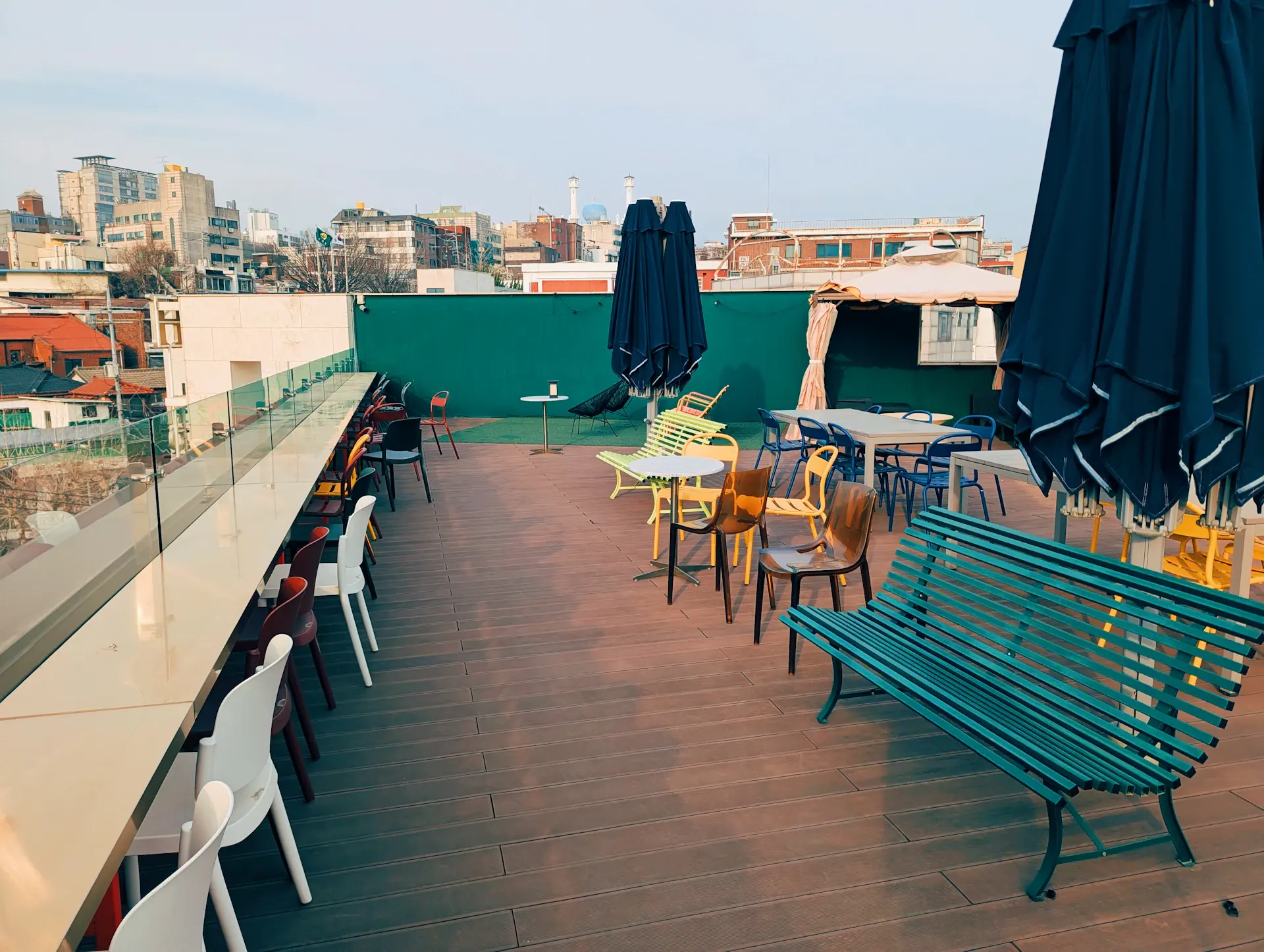 Sân thượng với view thành phố về đêm