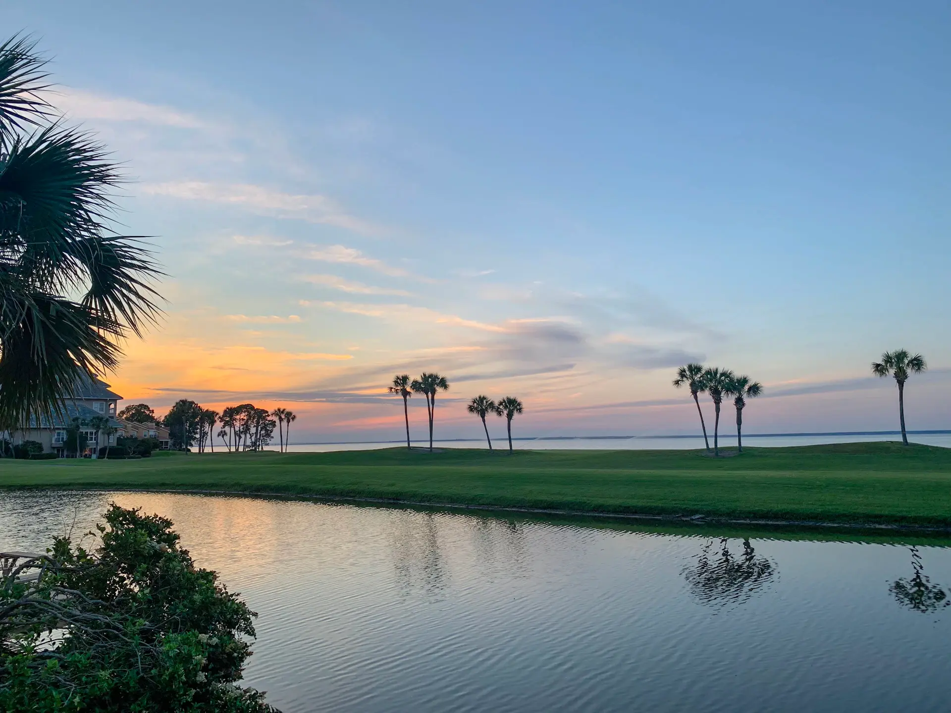 Sân golf cao cấp lúc hoàng hôn