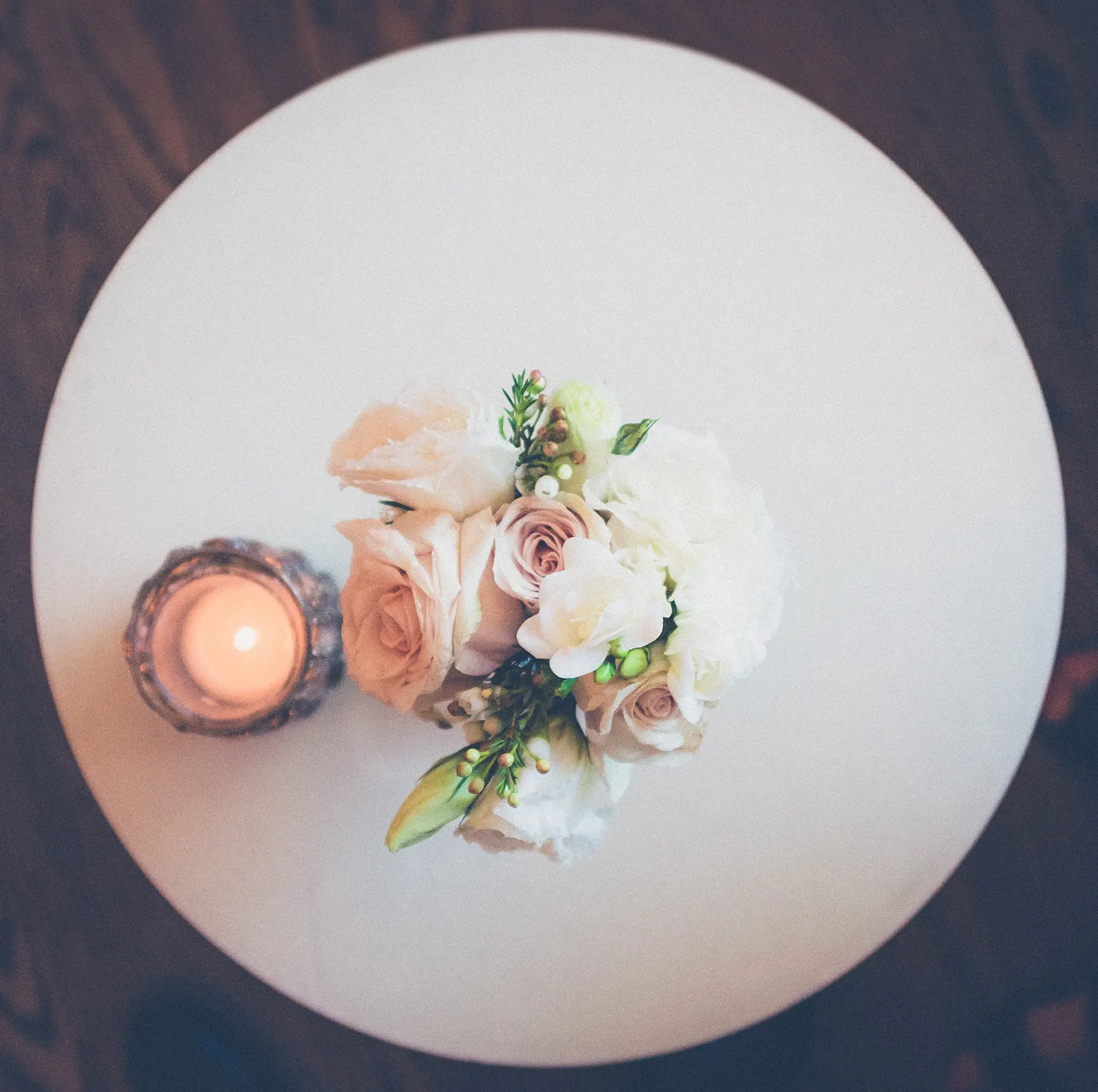 Blush and champagne table florals in soft light
