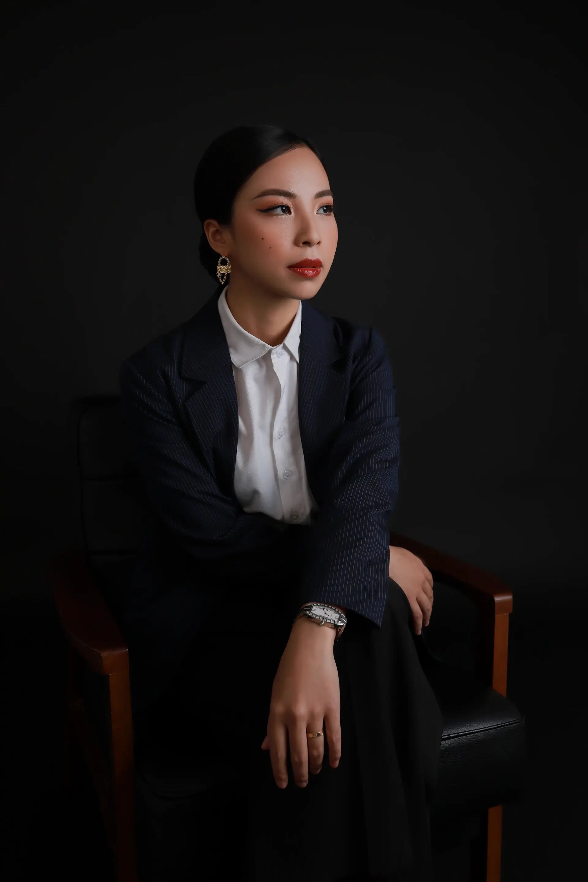 Chân dung trưởng concierge Aurevia trong bộ suit Pháp tại boutique Tràng Tiền