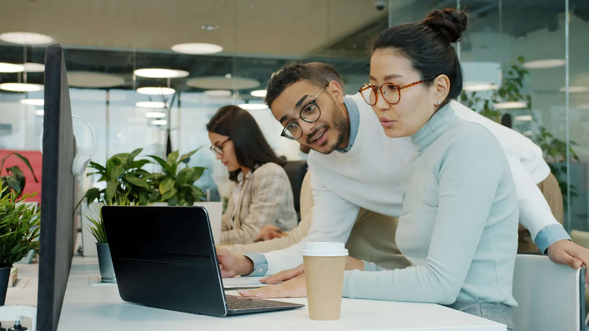 Nhóm founder AI thảo luận mô hình sản phẩm trong buổi sprint