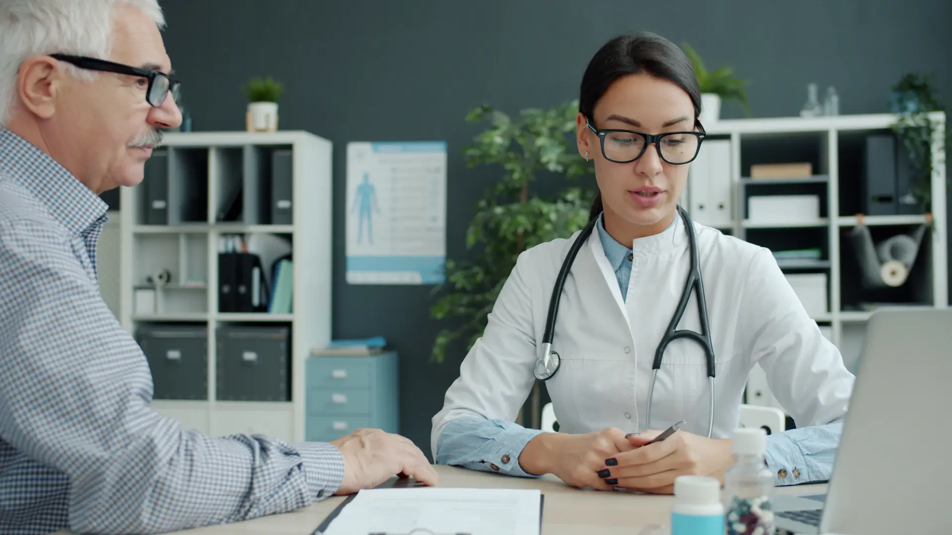 Tình nguyện viên khám bệnh và phát thuốc miễn phí cho người cao tuổi
