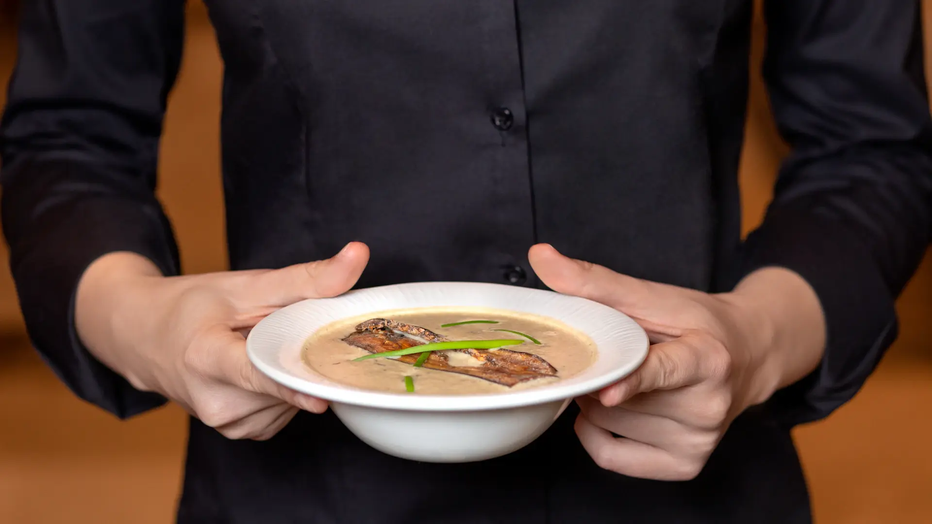 Bếp ăn dã chiến của Hội Chữ thập đỏ chuẩn bị suất ăn nóng cho người dân tại điểm tạm cư