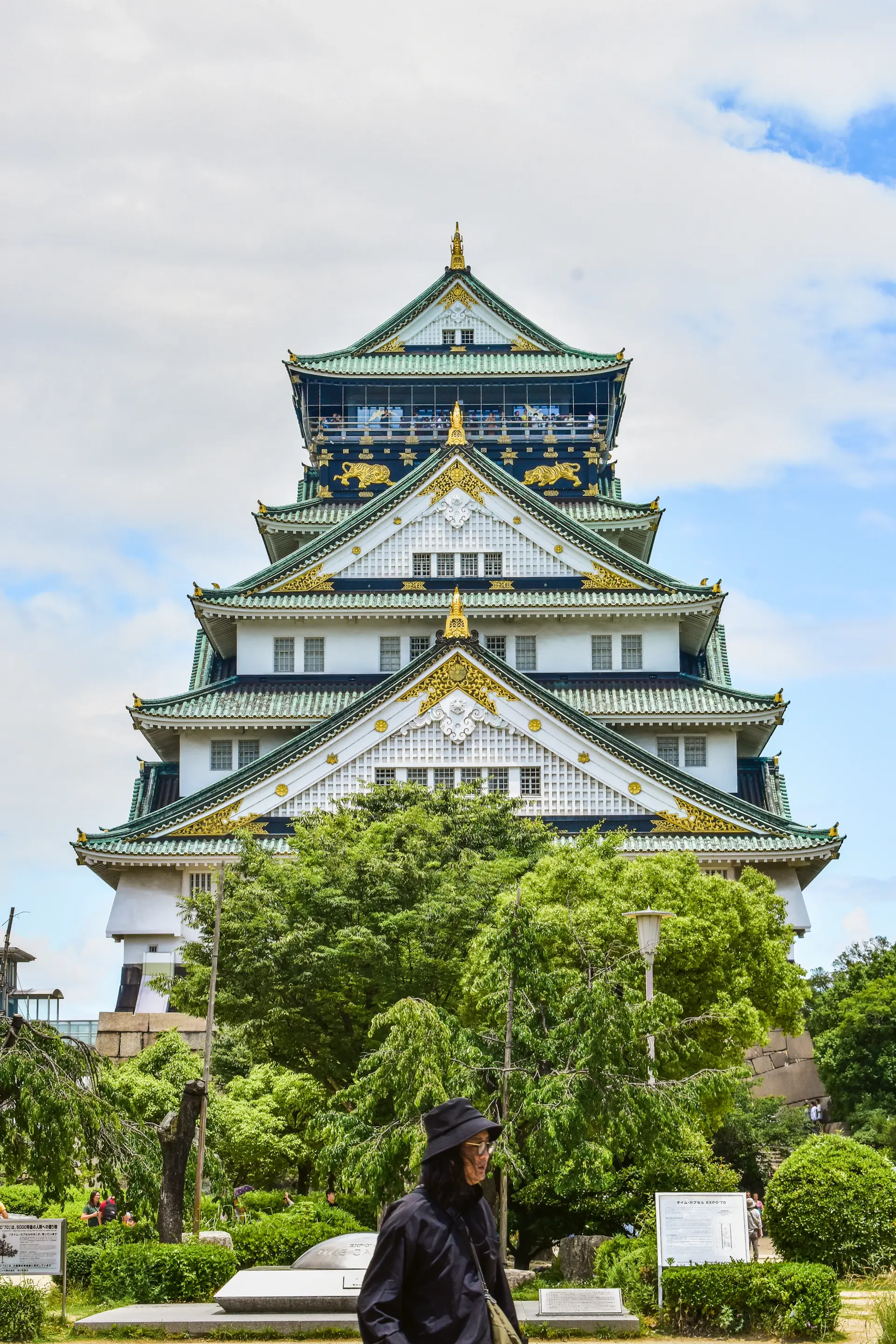 Trần Văn Minh trước cổng trường đại học tại Osaka