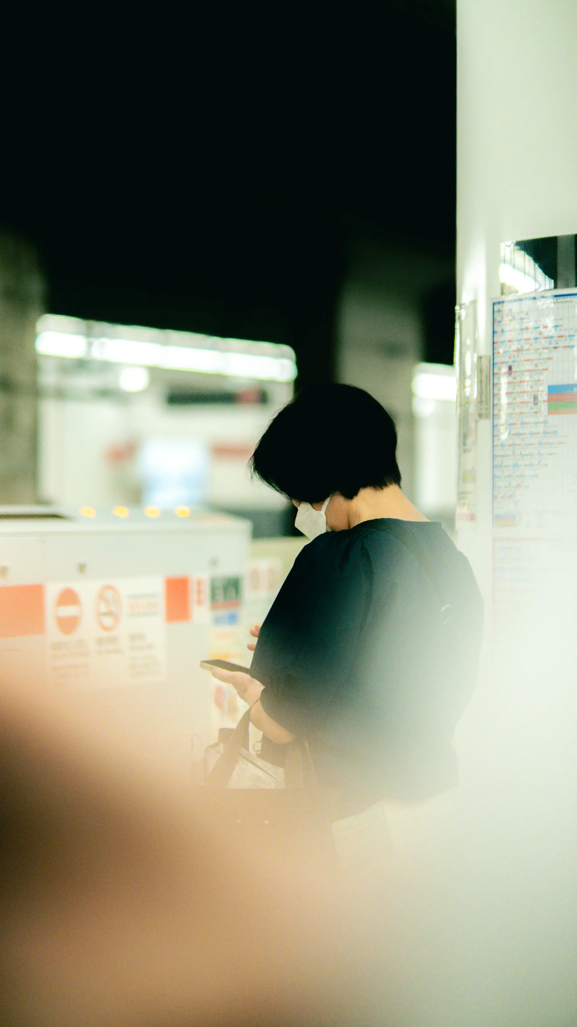 Nguyễn Thị Linh, kỹ sư phần mềm, nở nụ cười trong văn phòng hiện đại tại Tokyo
