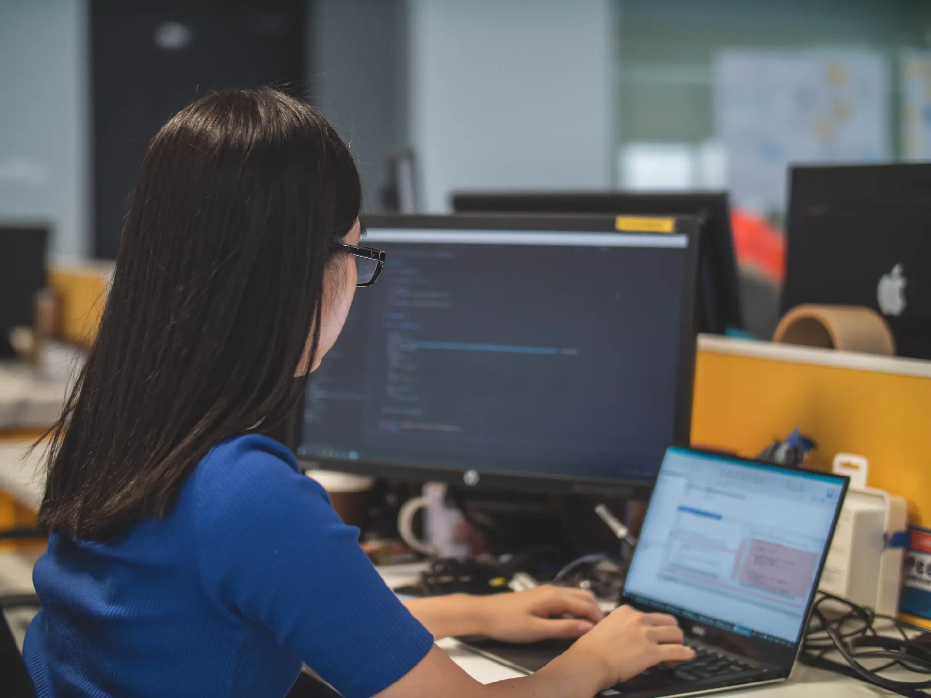 Đội ngũ HCM VIF và founder trao đổi bên prototype tại một buổi Demo Day ở TP.HCM
