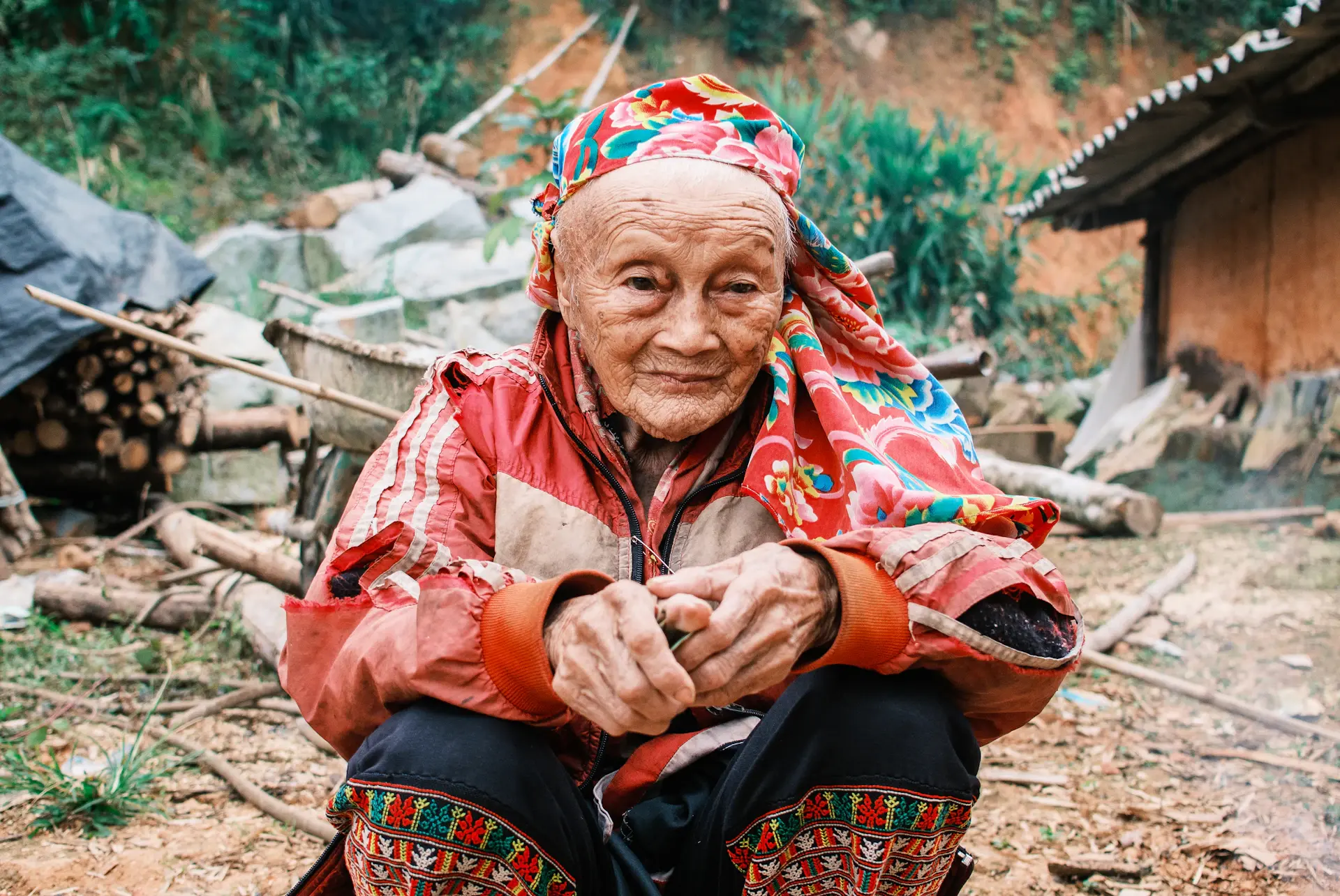 Tình nguyện viên ngồi trò chuyện cùng người cao tuổi trong căn nhà nhỏ