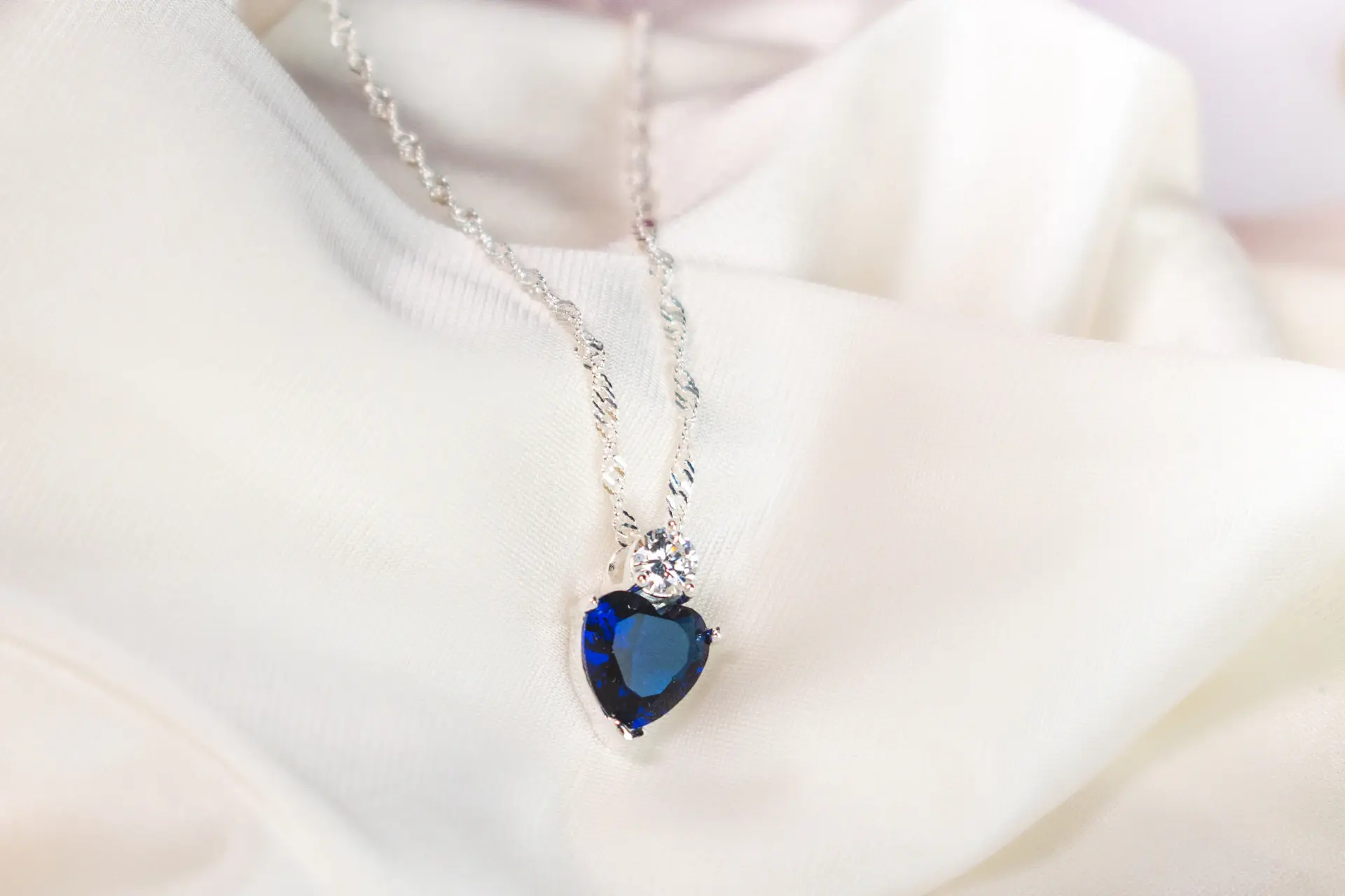 Bộ sưu tập Nuit Étoilée — vòng cổ sapphire xanh và kim cương