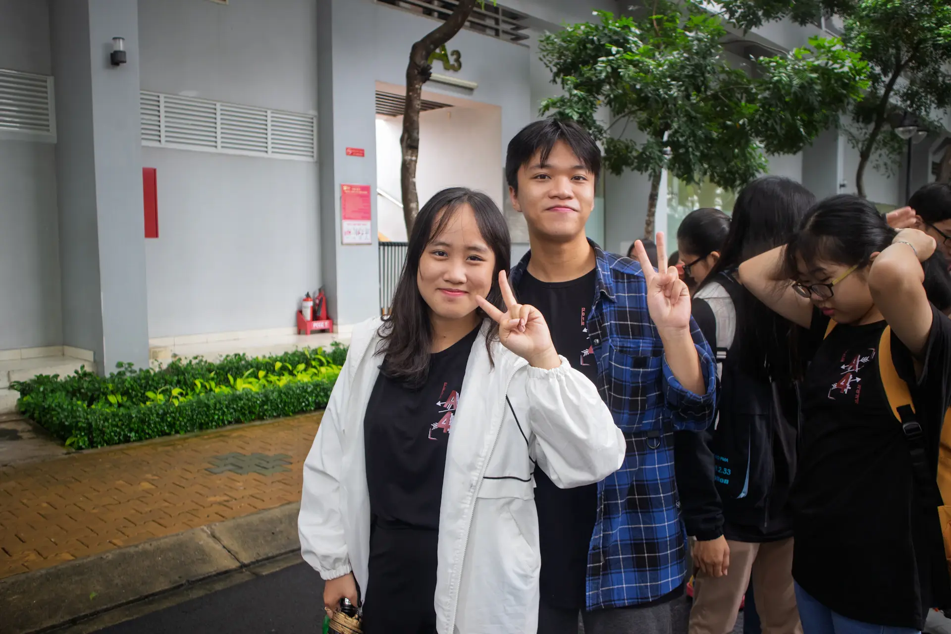 Đội ngũ giáo viên và học sinh tại một cơ sở VAS