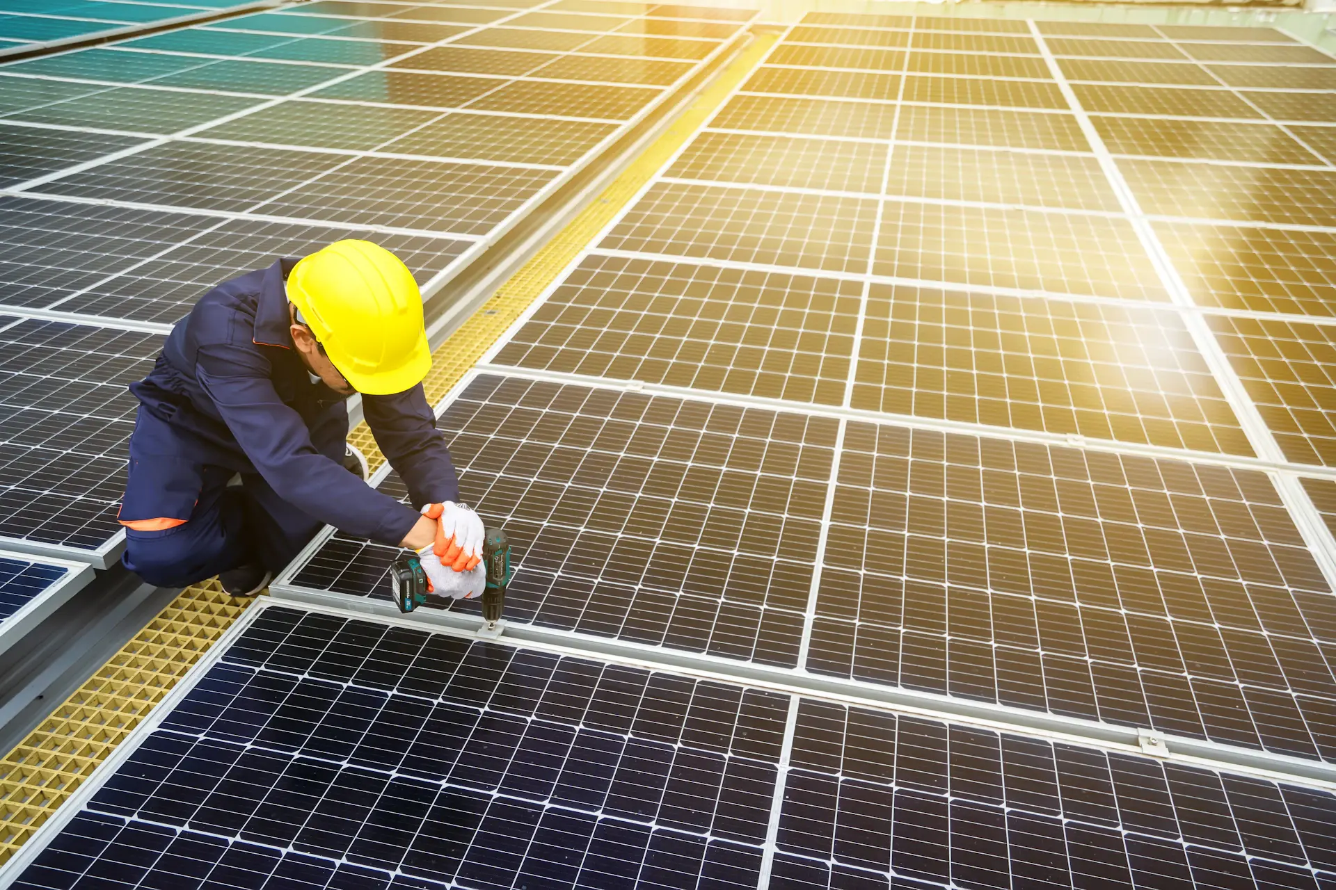 Chuyên gia khảo sát hệ thống điện mặt trời áp mái nhà xưởng