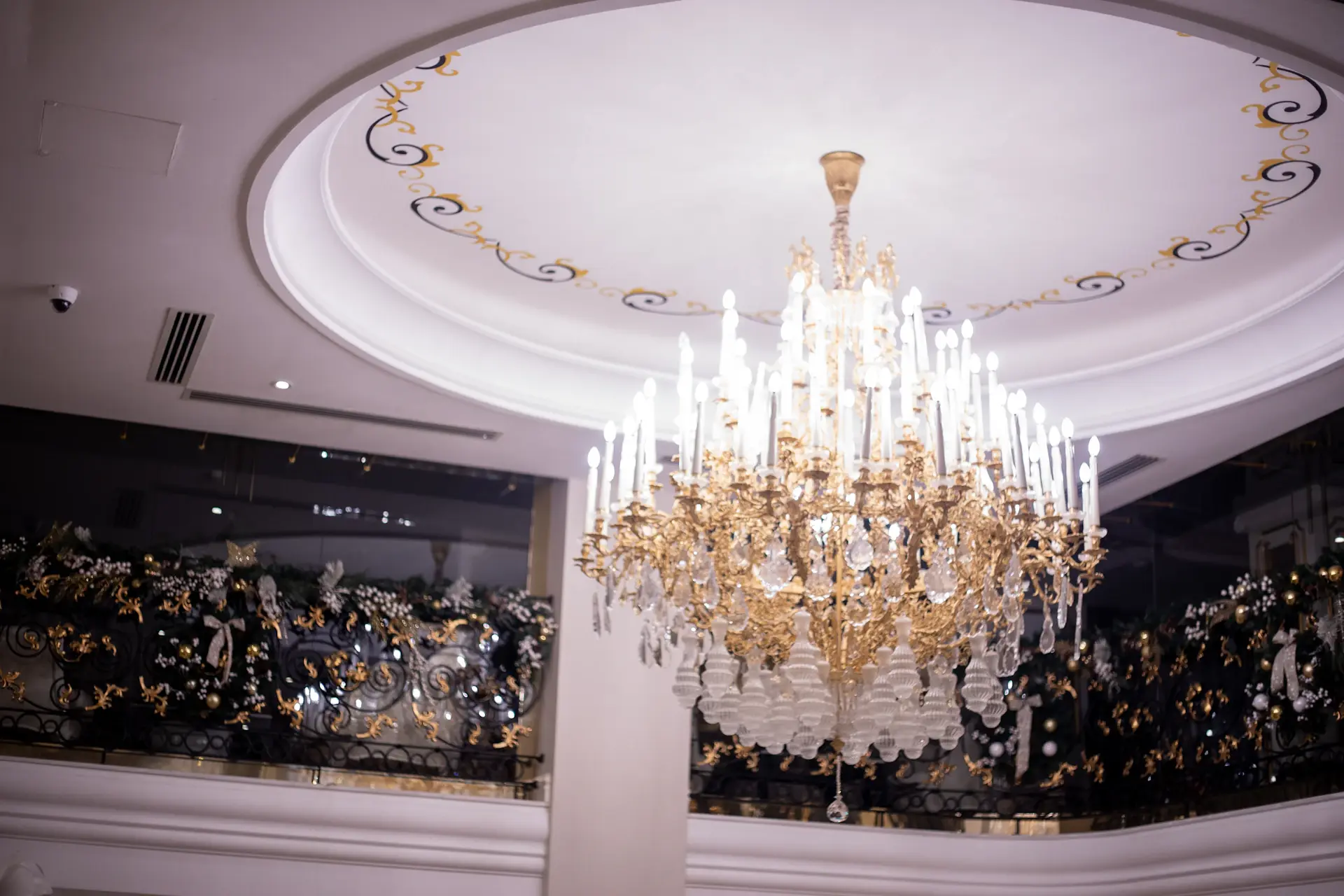 Đại sảnh Grand Ballroom với trần dát vàng và đèn chùm pha lê