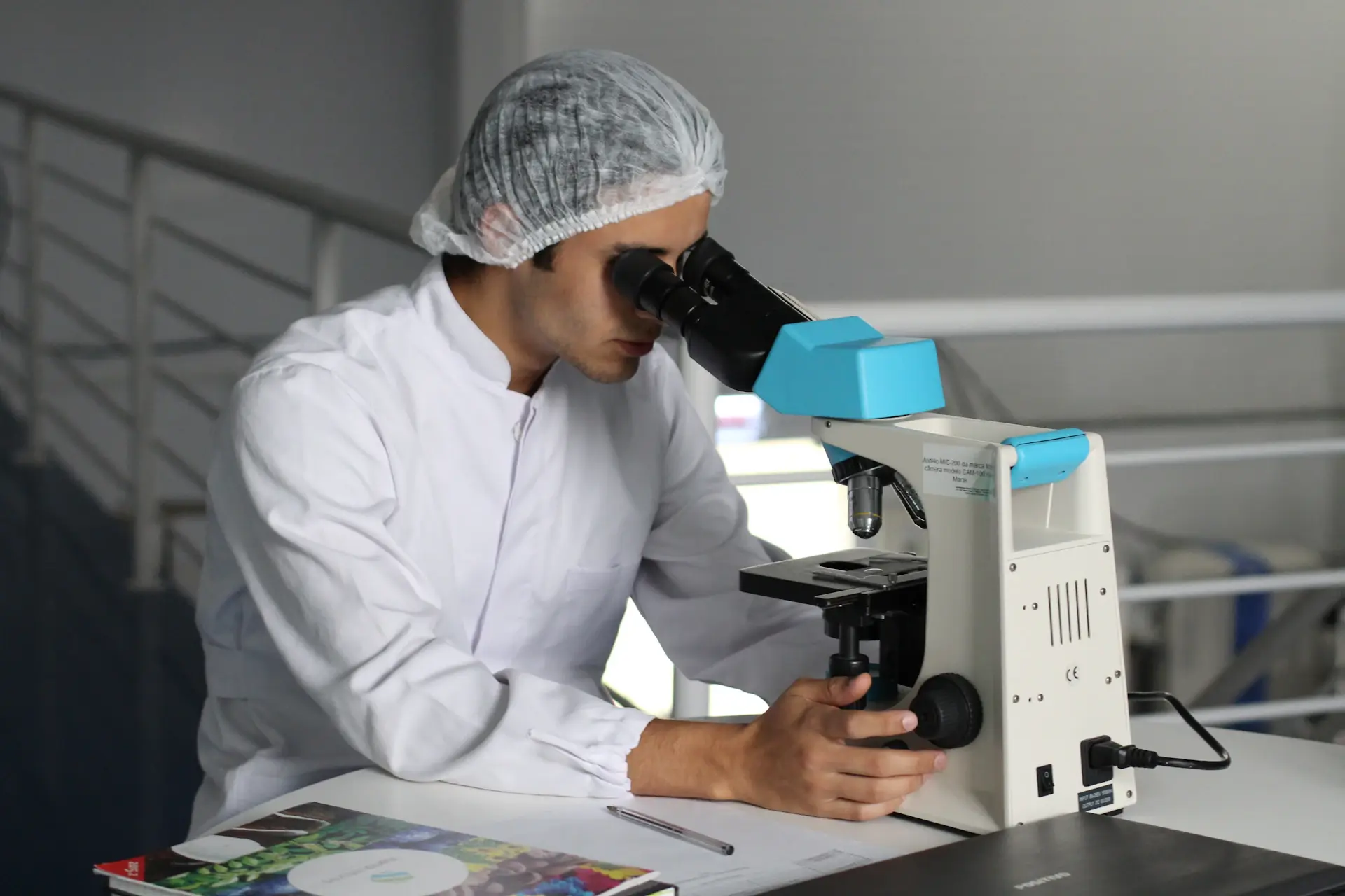Nhà khoa học thao tác thiết bị công nghệ sinh học trong lab