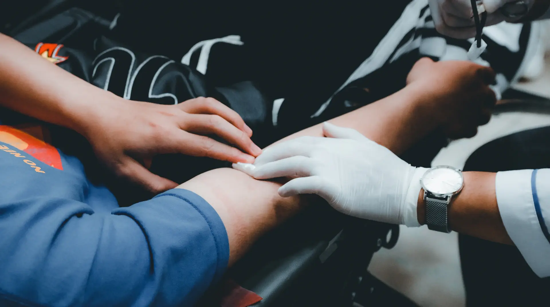 Người hiến máu tình nguyện tại phòng tiếp nhận của bệnh viện