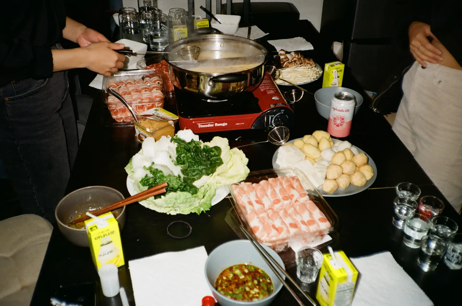 Bàn ăn lẩu hải sản