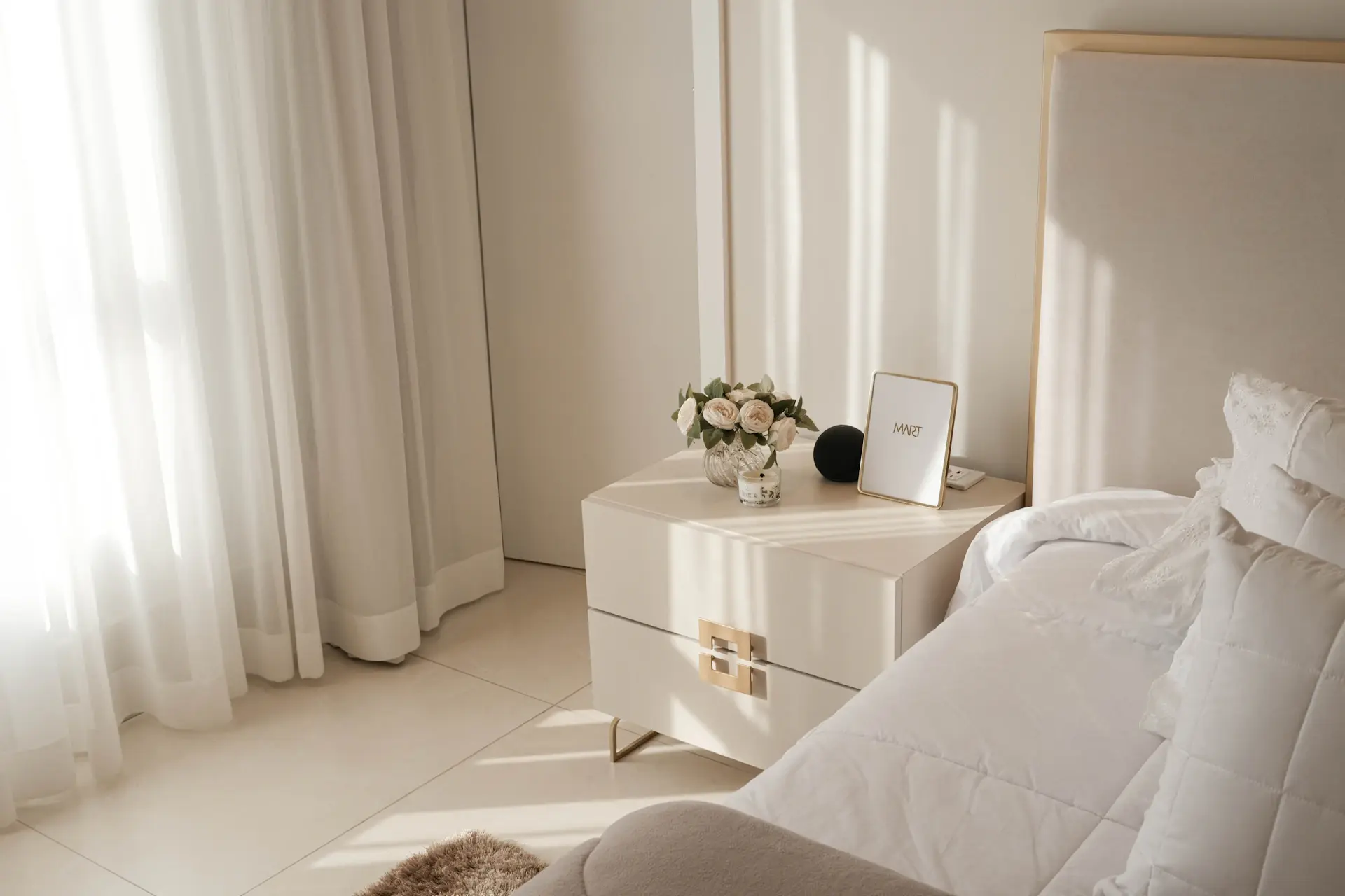 Rèm linen kem trong phòng ngủ
