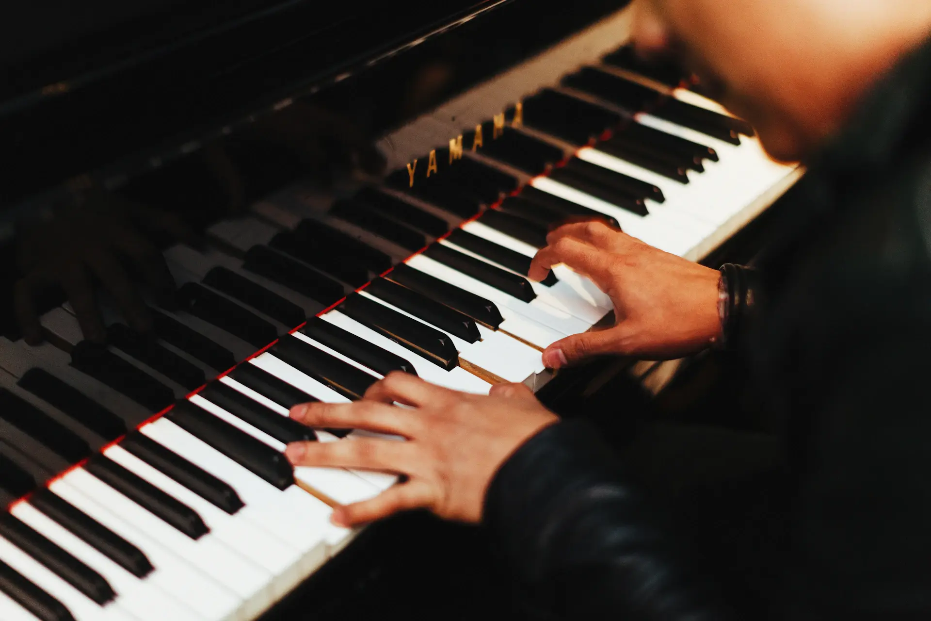 Giảng viên hướng dẫn học viên đánh piano