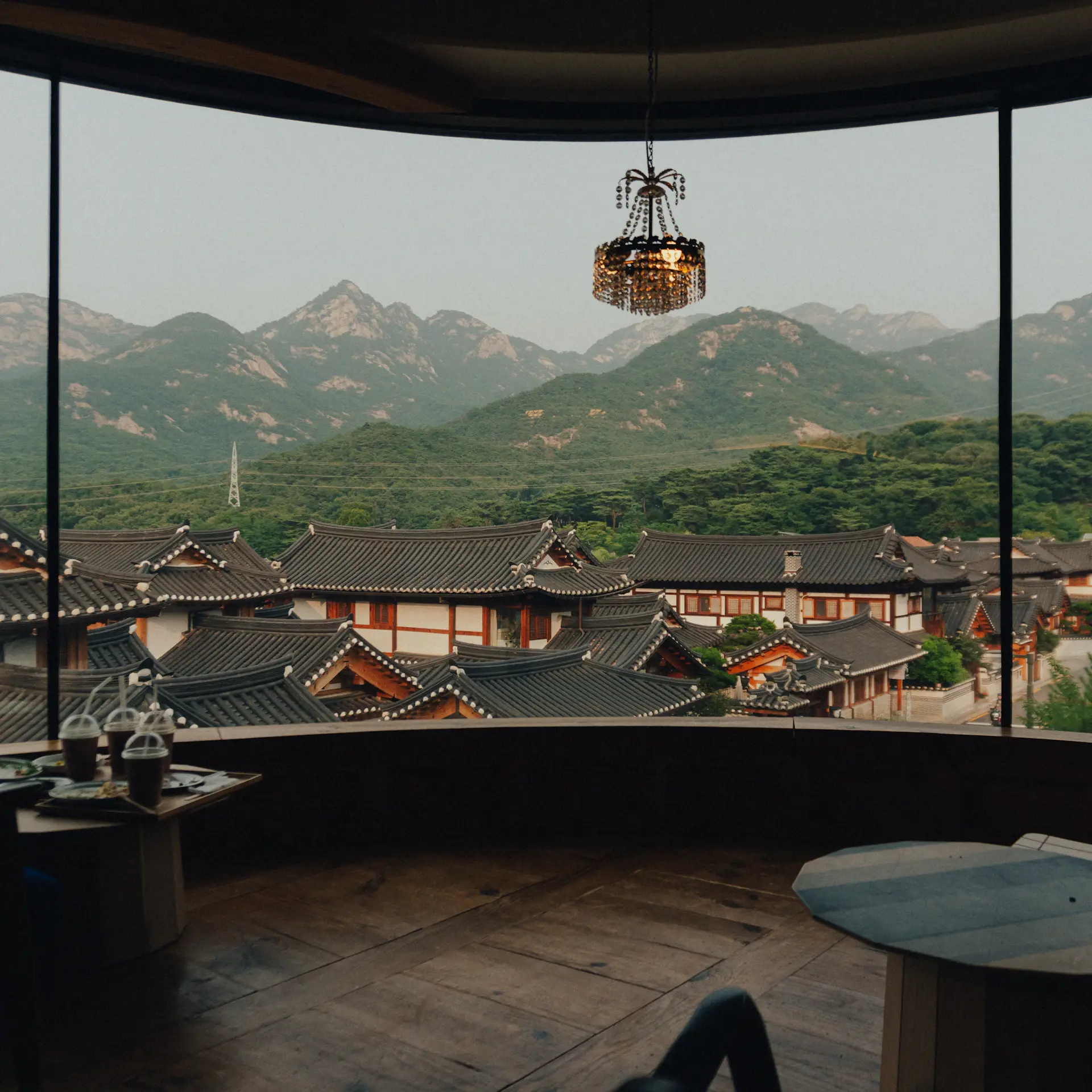 Phòng nghỉ sang trọng với view núi non qua cửa kính lớn