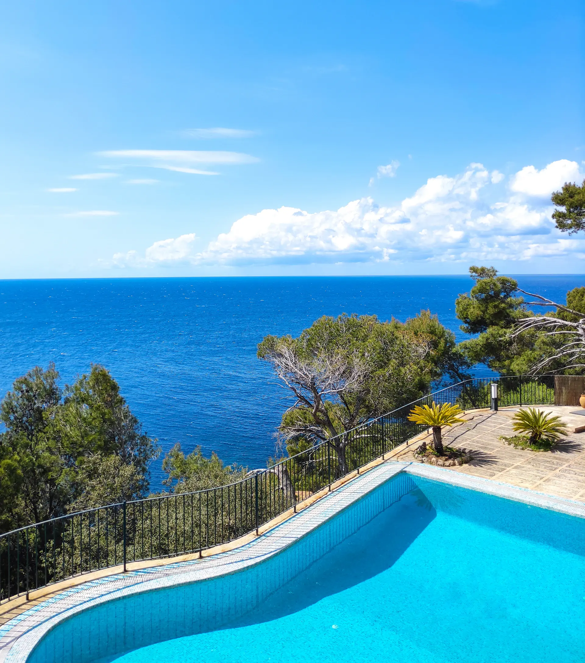 Beachfront villa with infinity pool on the Côte d'Azur