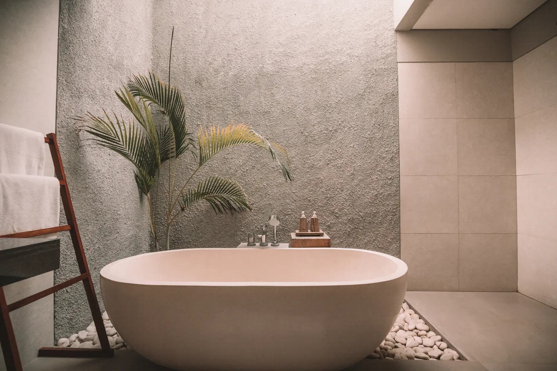 Phòng tắm ốp đá với bồn tắm độc lập