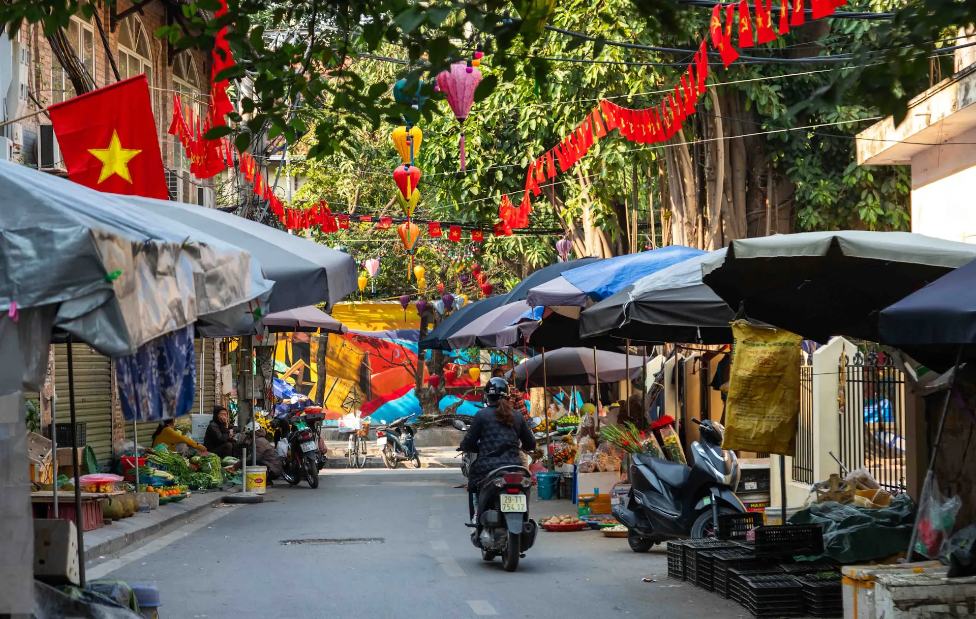 Người dân chọn hàng hóa tại một phiên chợ Nhân ái dịp Tết do Hội Chữ thập đỏ tổ chức