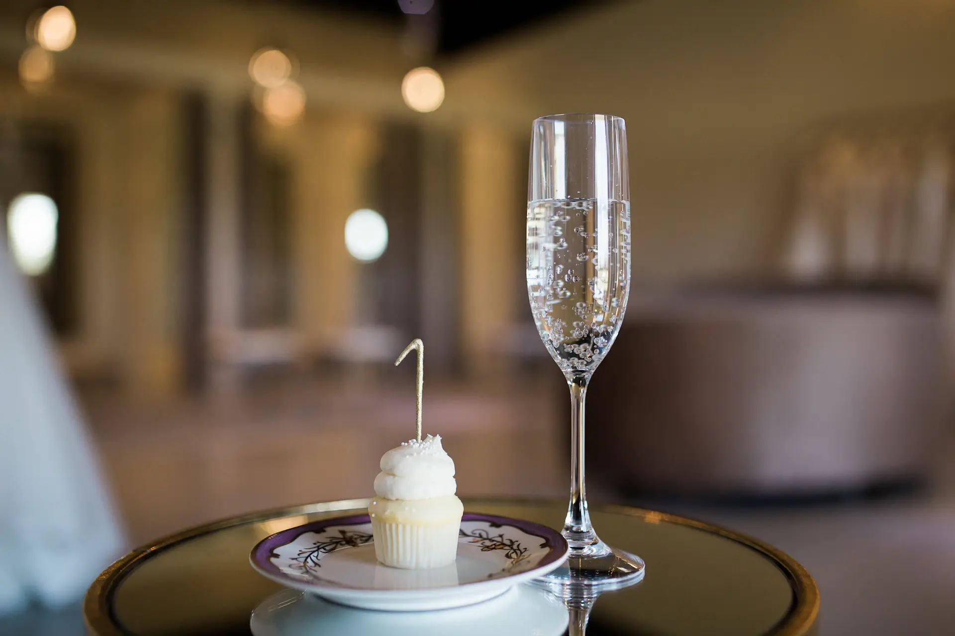 Champagne Lounge tại boutique Aurevia Tràng Tiền với ánh nến vàng champagne