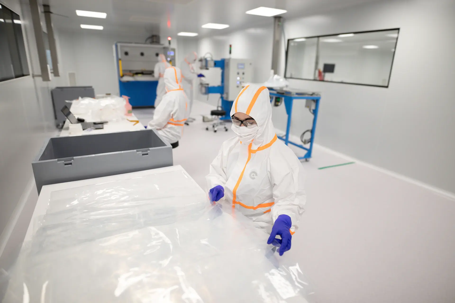 Kỹ sư NanoLab hiệu chỉnh chip cảm biến sinh học trong phòng sạch