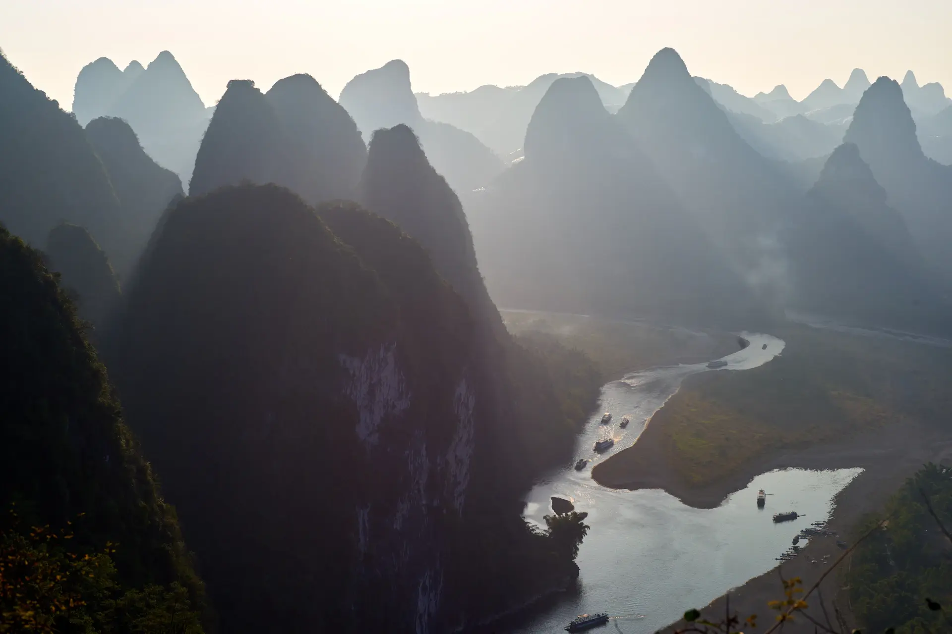 Dãy núi và dòng sông Trung Hoa nhuộm sắc hoàng hôn
